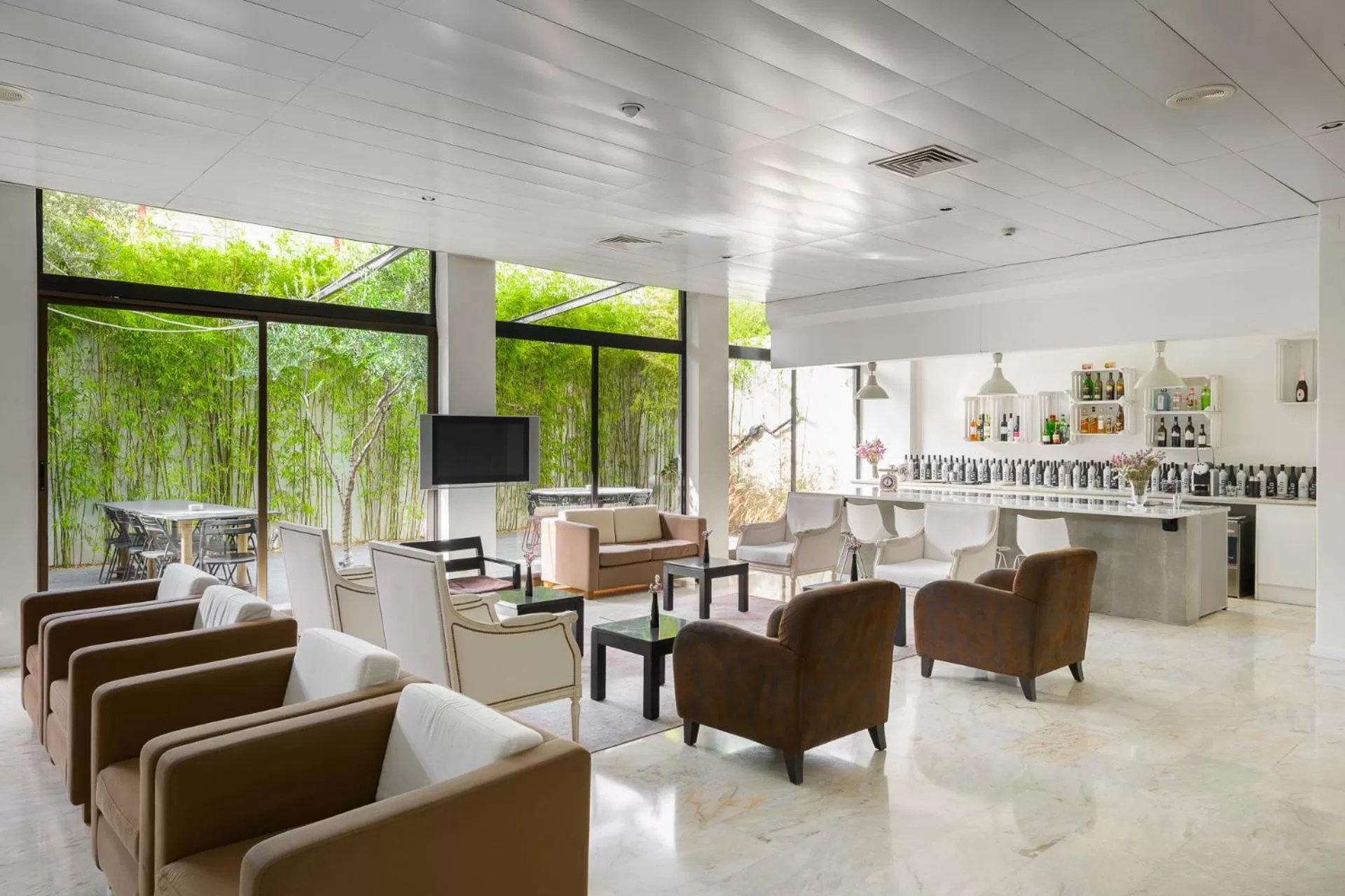 Communal lounge/ TV room in Hotel Umu