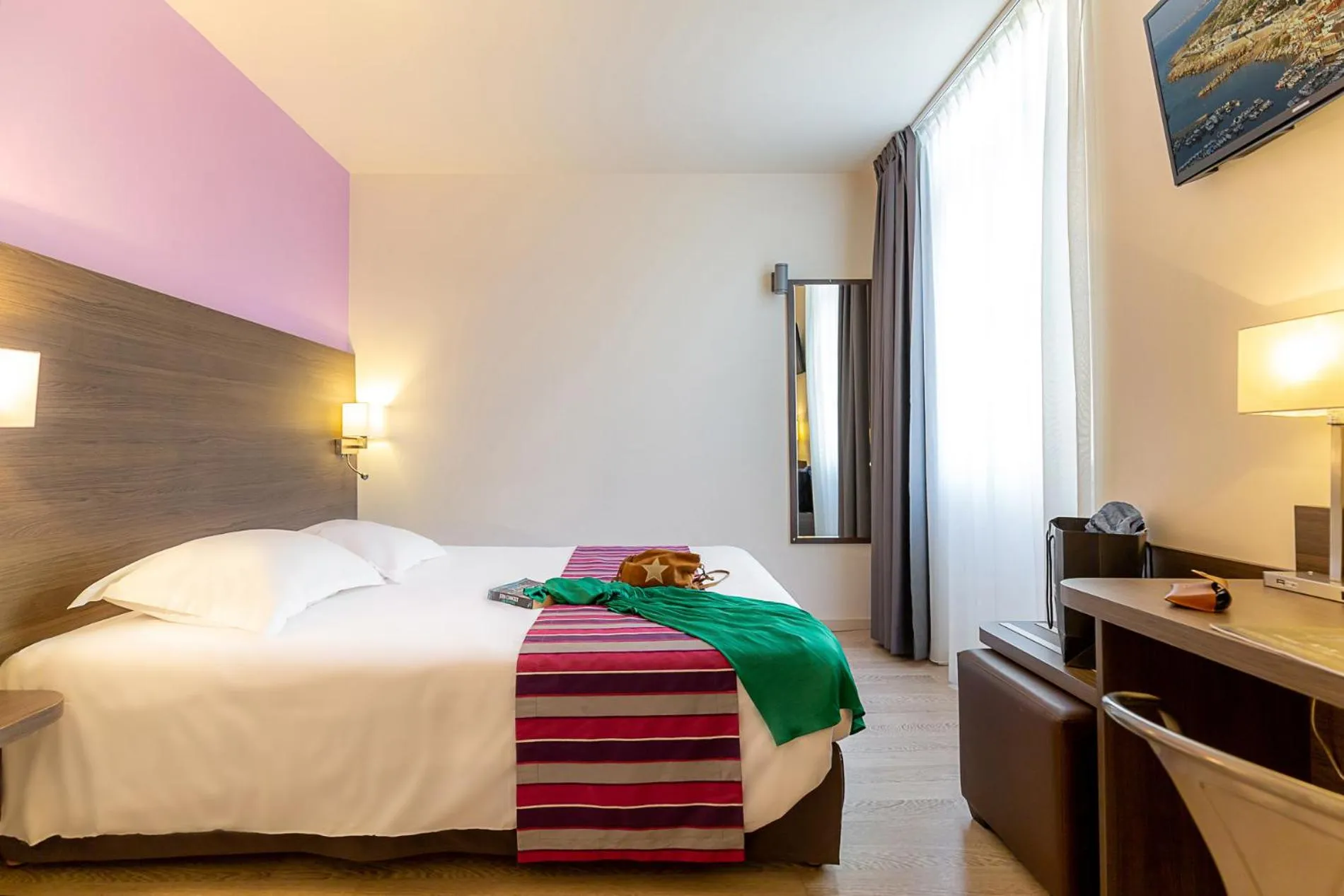 Photo of the whole room, Bed in Hotel Terminus Saint-Charles