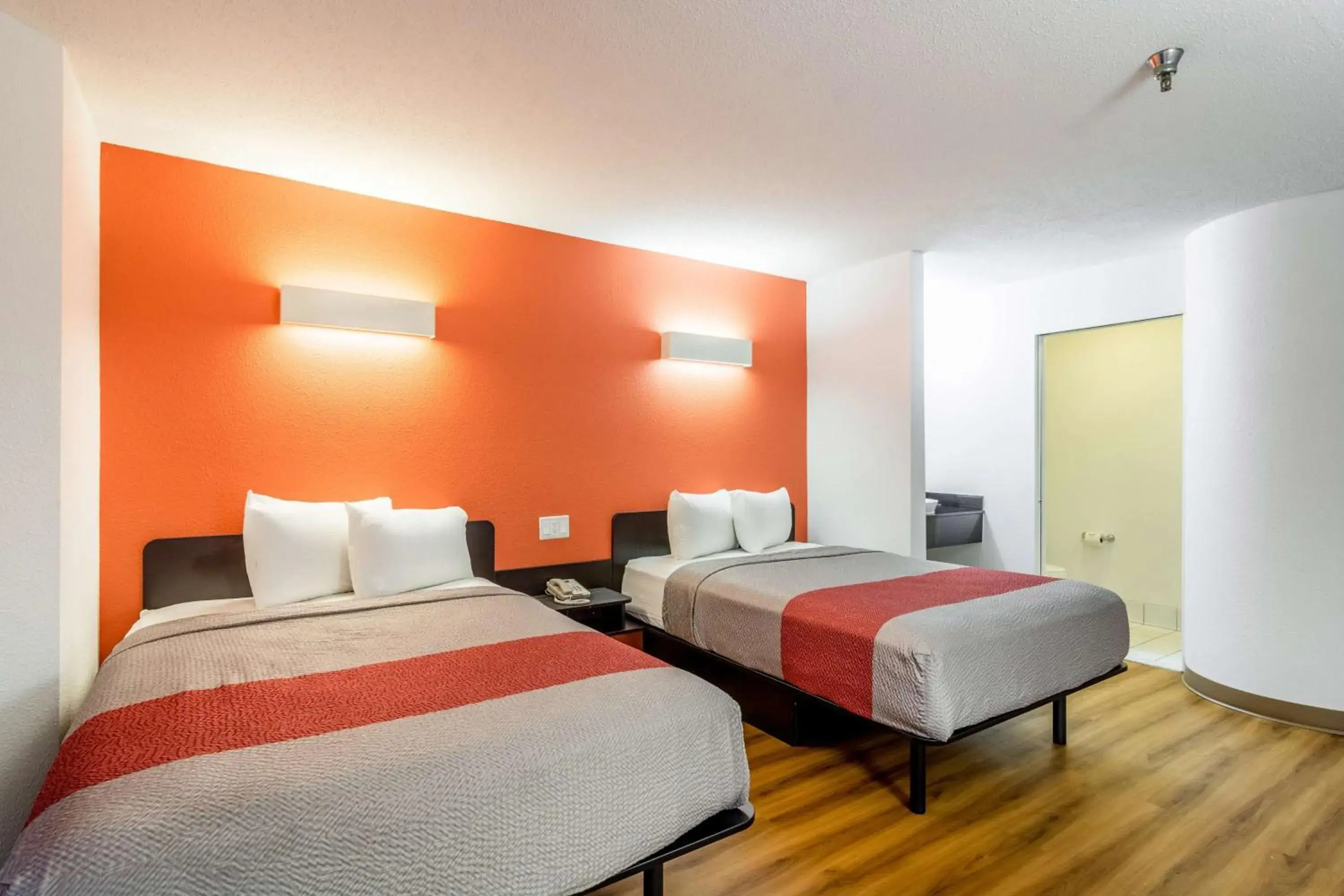 Quadruple Room - Non-Smoking in Motel 6-Harvey, IL Quadruple Room - Non-Smoking in Motel 6-Harvey, IL