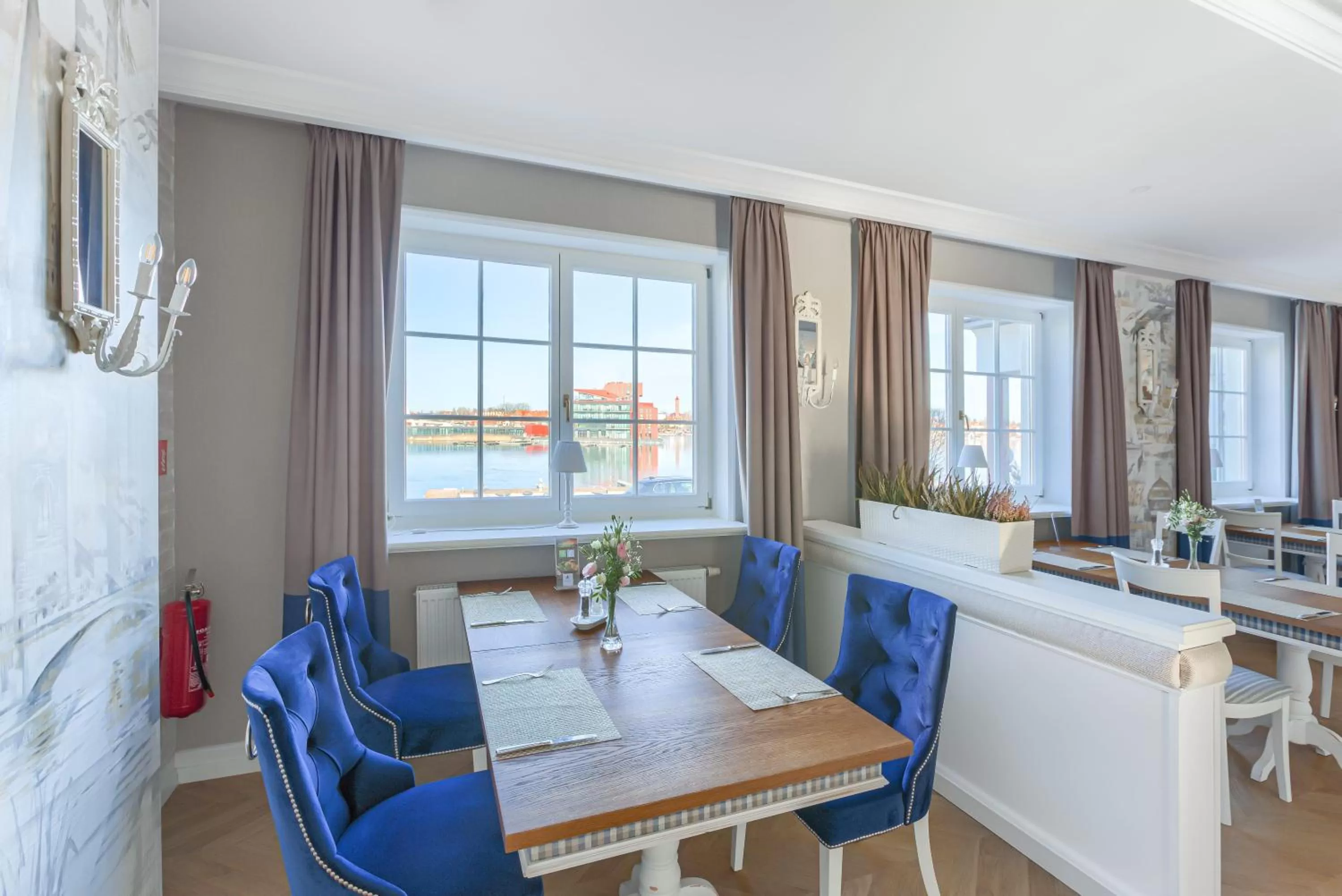 Restaurant/places to eat in Amax Boutique Hotel