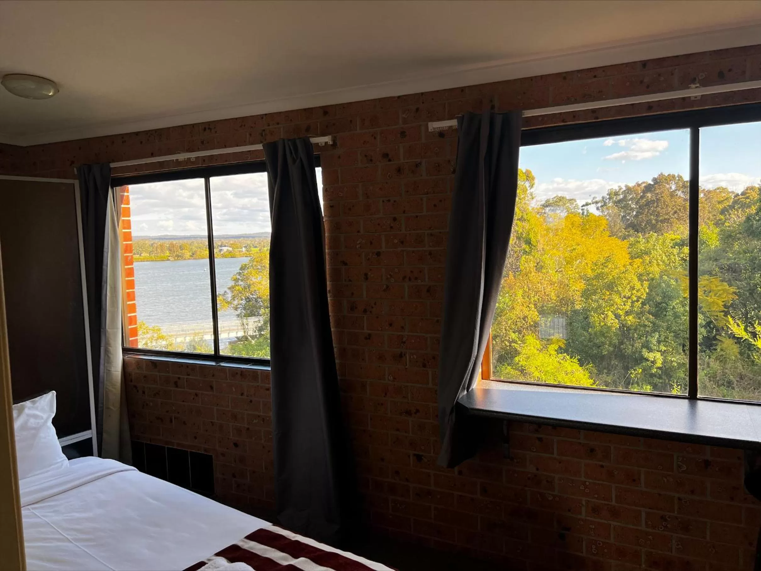 Bed in Riverview Motor Inn