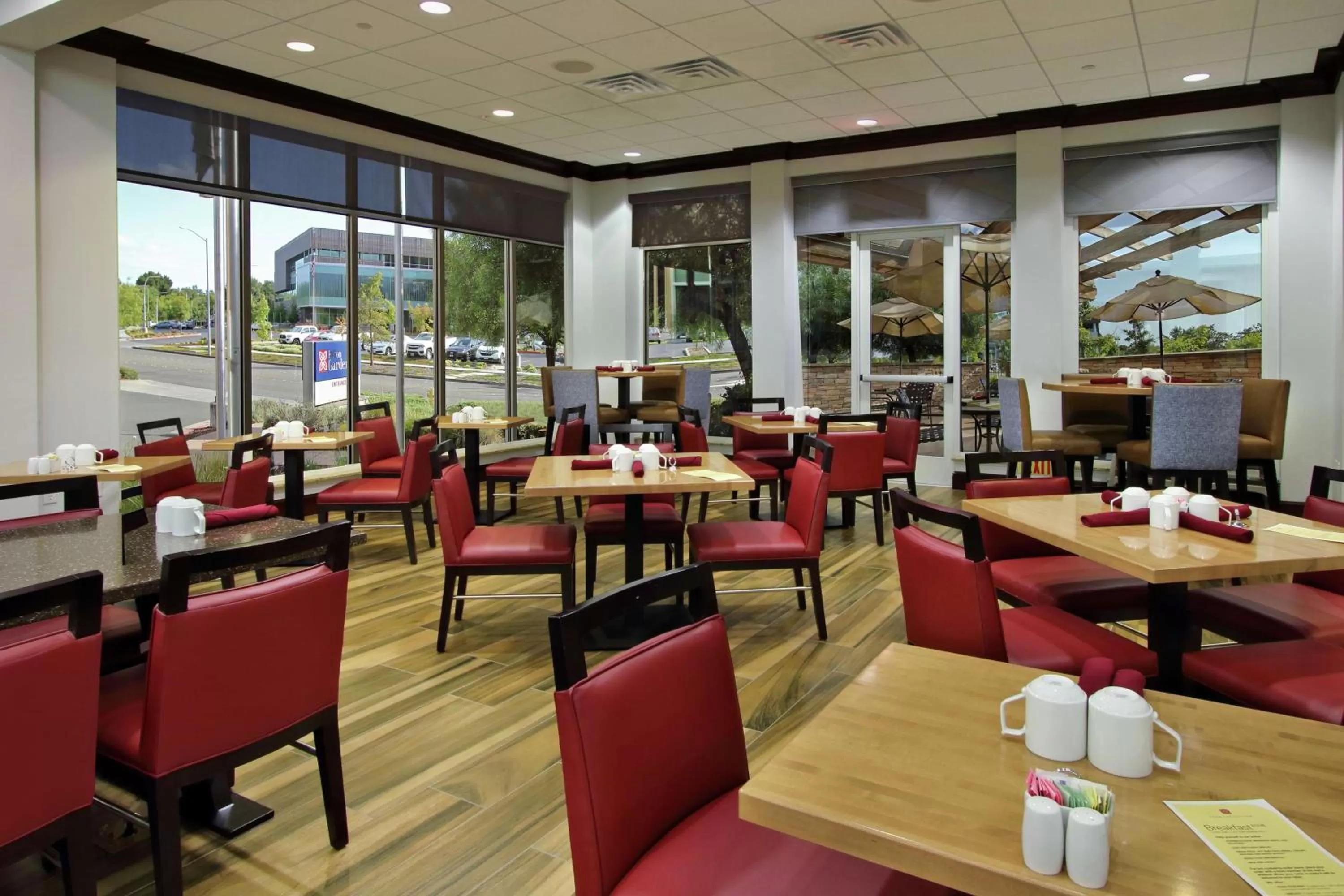 Dining area in Hilton Garden Inn Sonoma County Airport