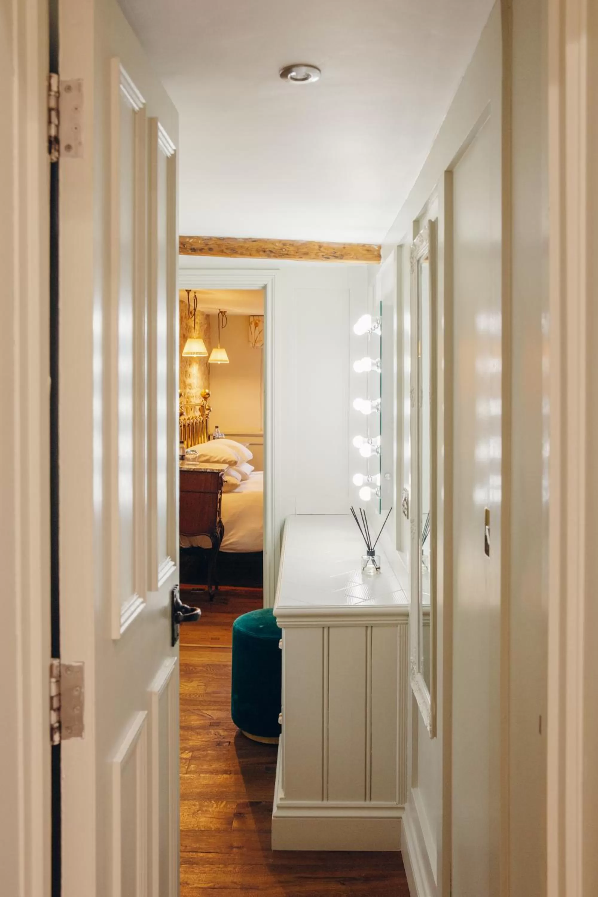 Bedroom, Bed in Crown Hotel