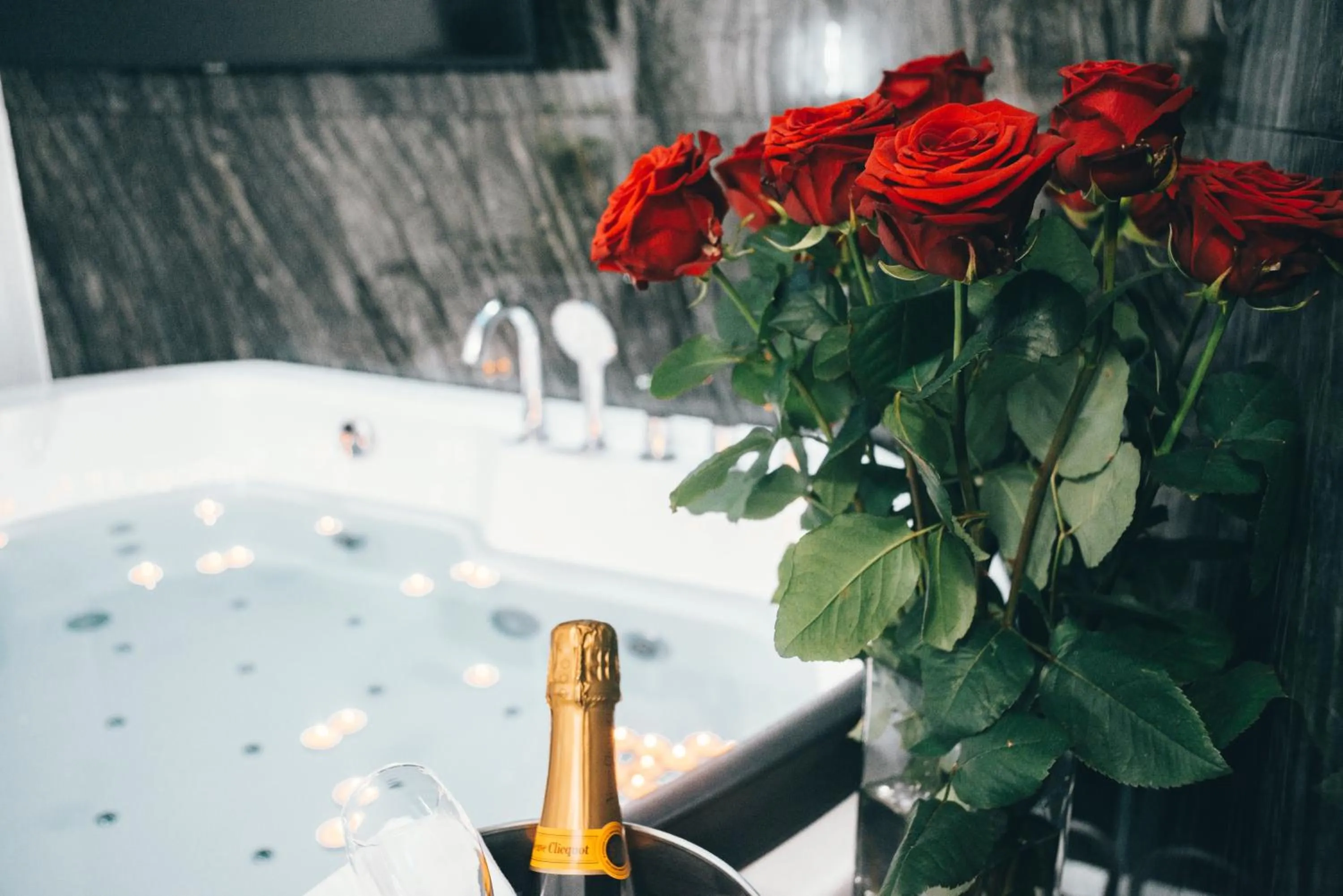 Hot Tub in Gregorio VII Luxury Suites San Damaso