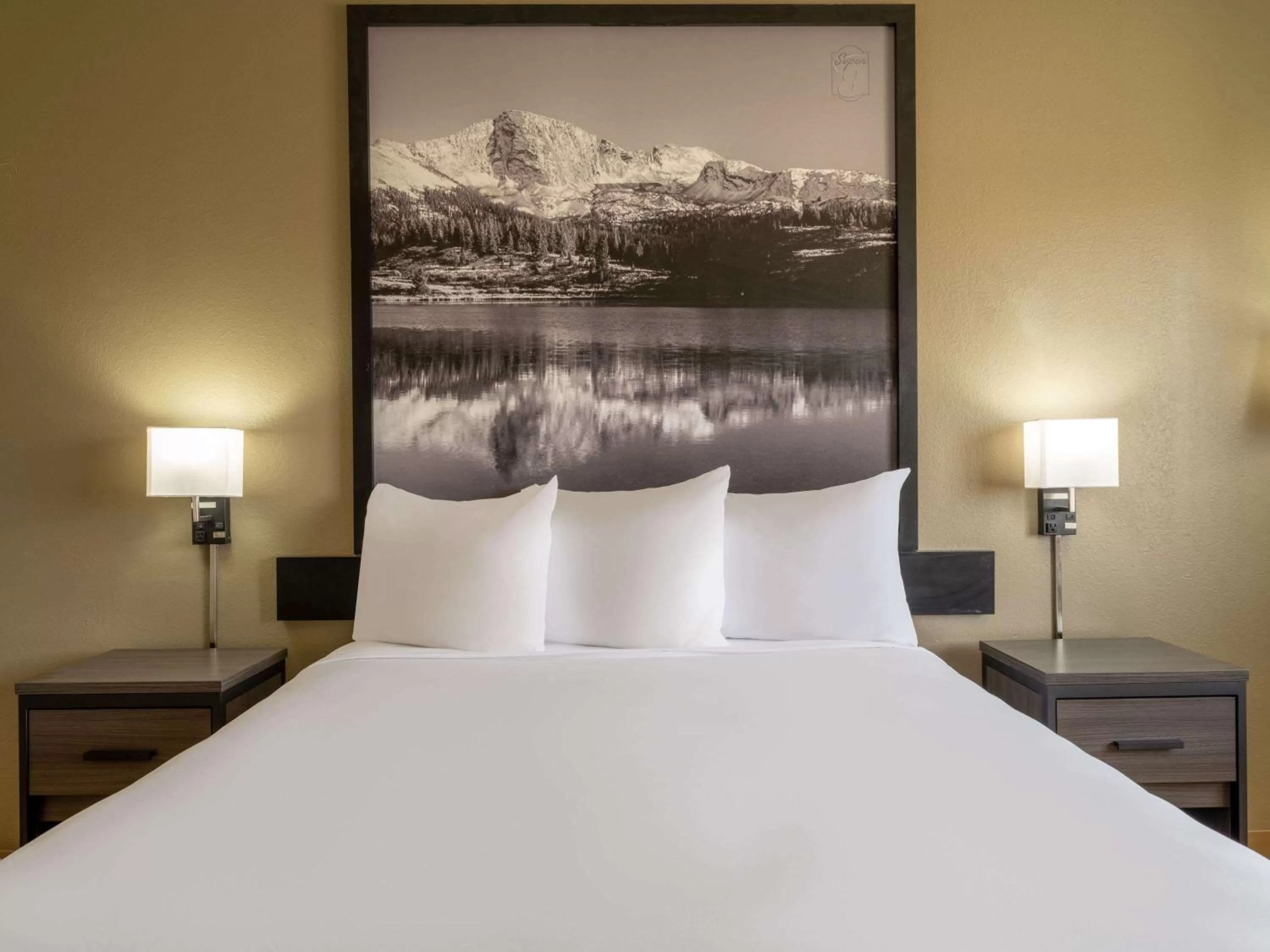 Bedroom, Bed in Super 8 by Wyndham Clinton