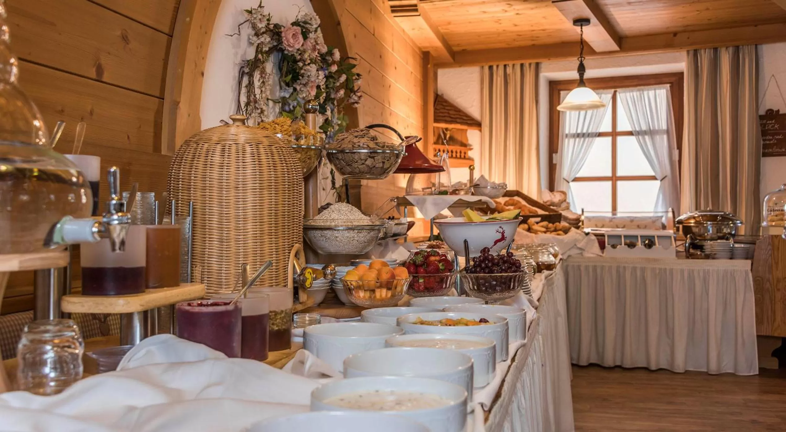 Buffet breakfast in Hotel Mutz Garni