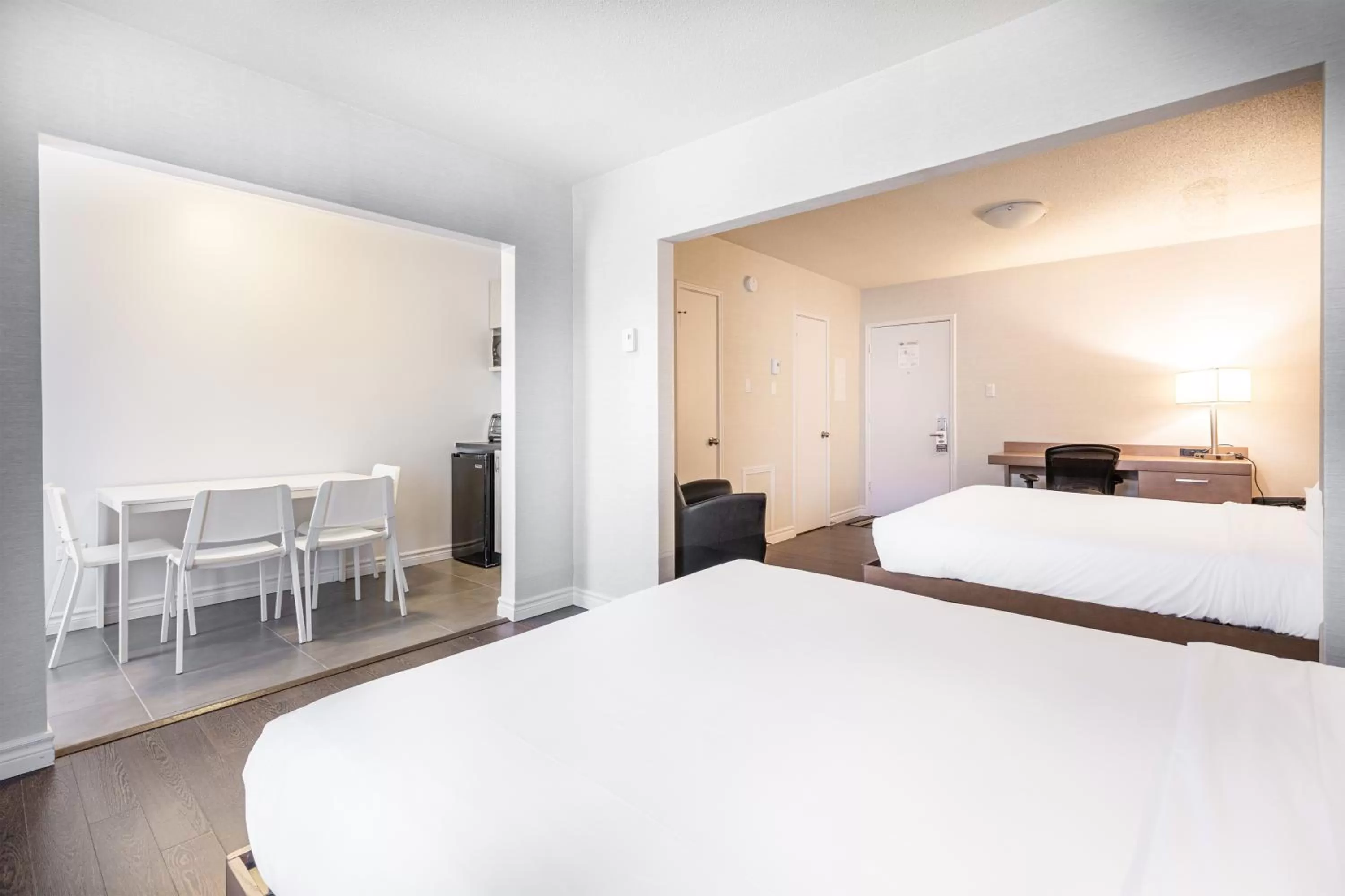 Bathroom, Bed in Hotel Universel