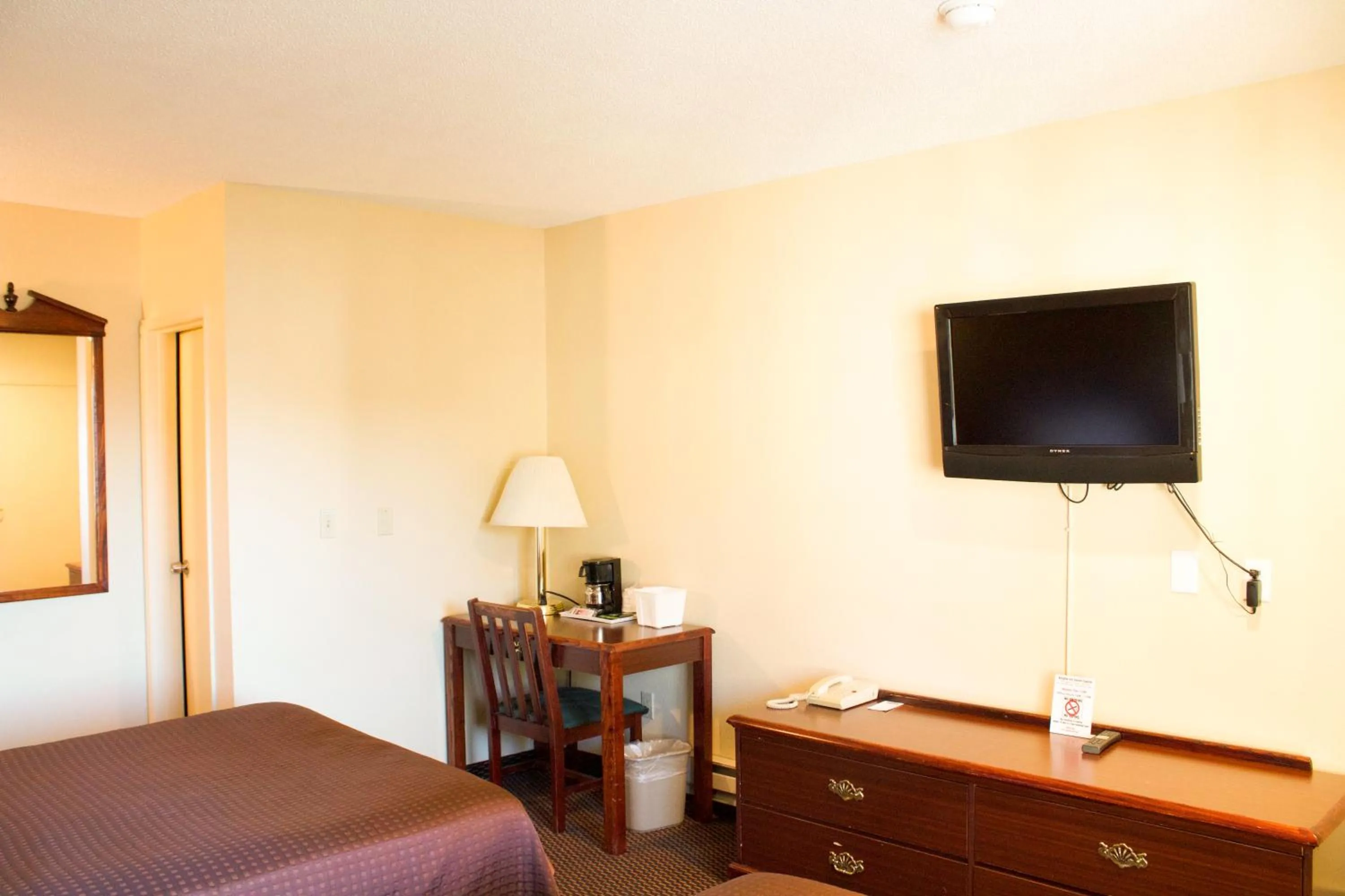 Other, Bed in Knights Inn Salem