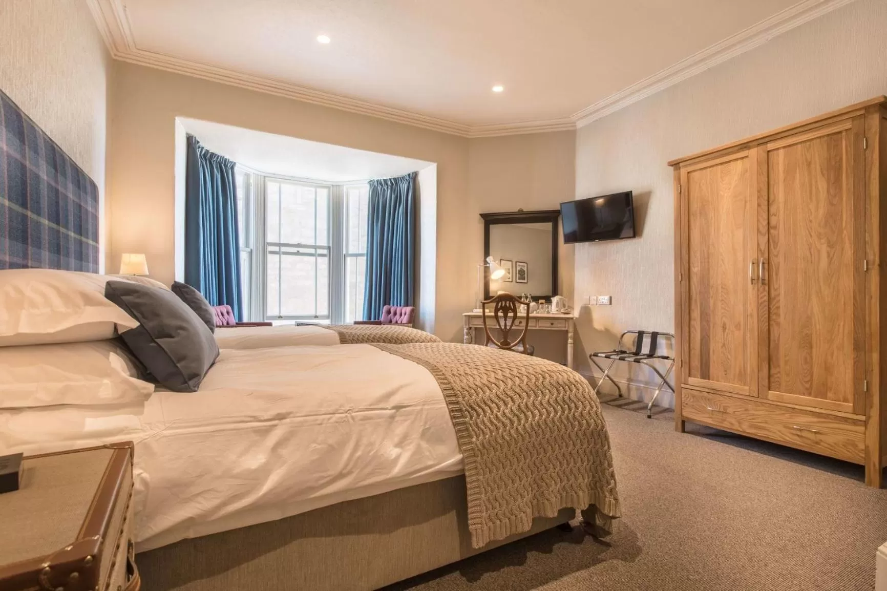 Shower, Bed in The George Hotel