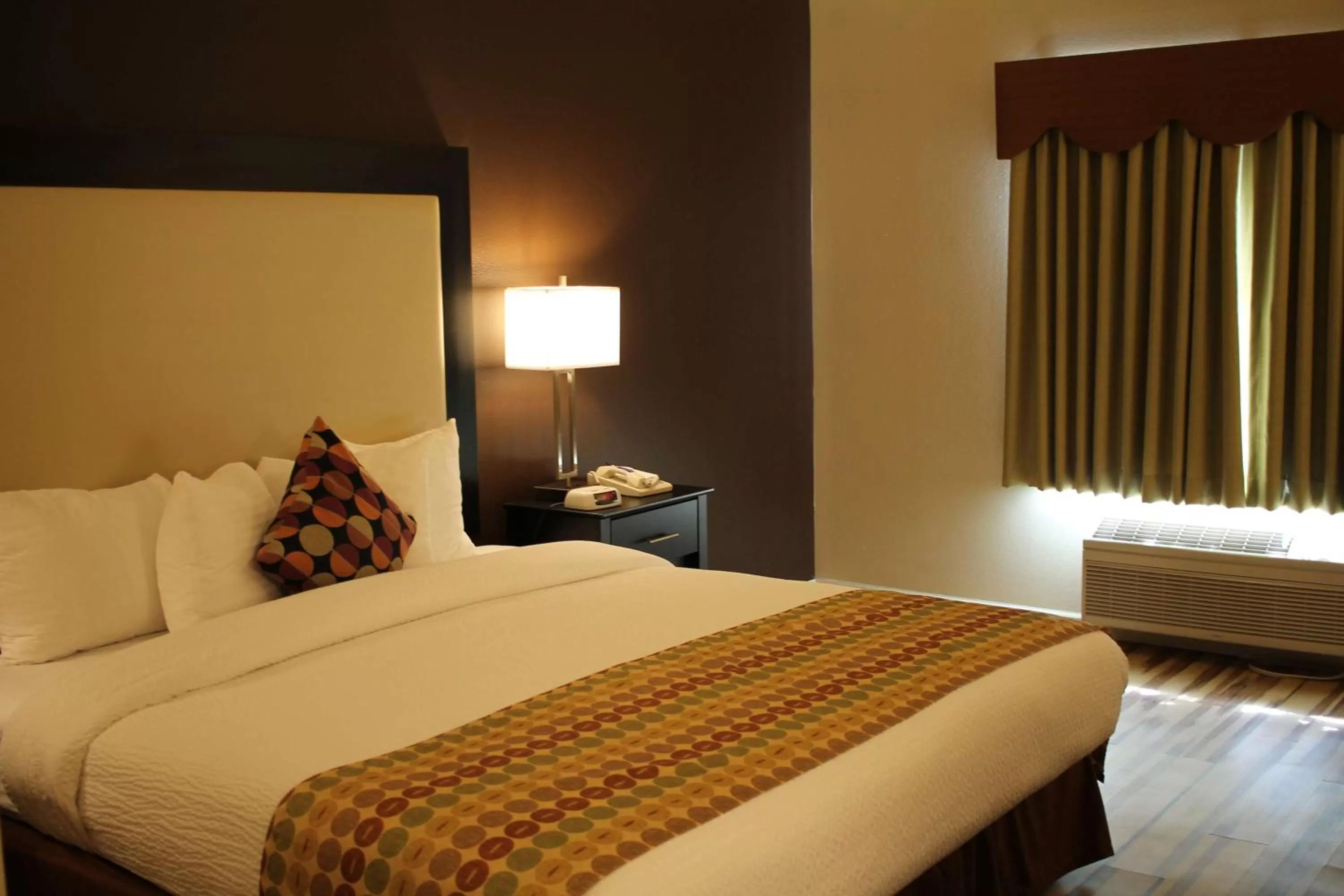 King Room with Roll-in Shower - Disability Access - Non-smoking in Best Western Plus Des Moines West Inn & Suites