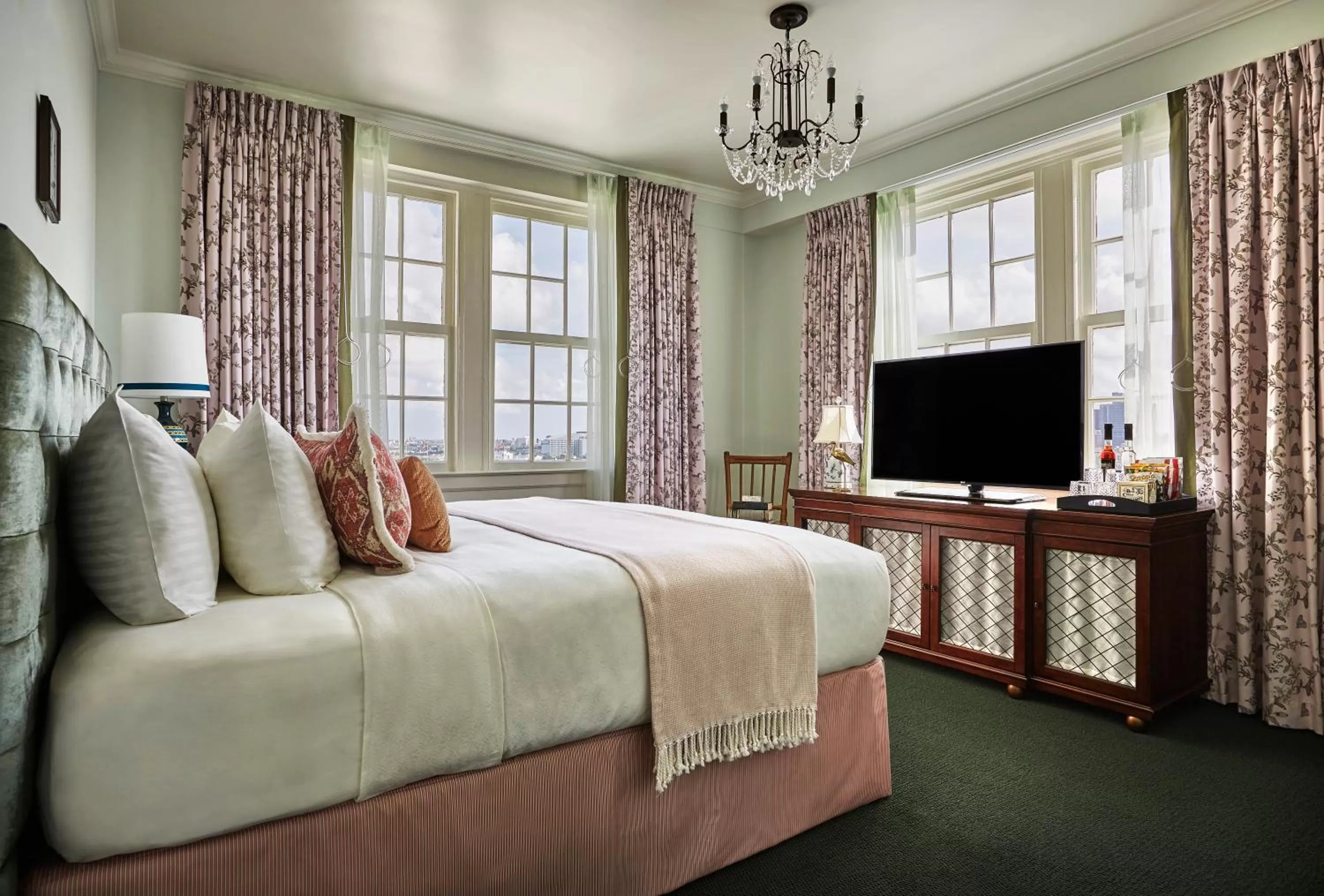 Day, Bed in The Pontchartrain Hotel