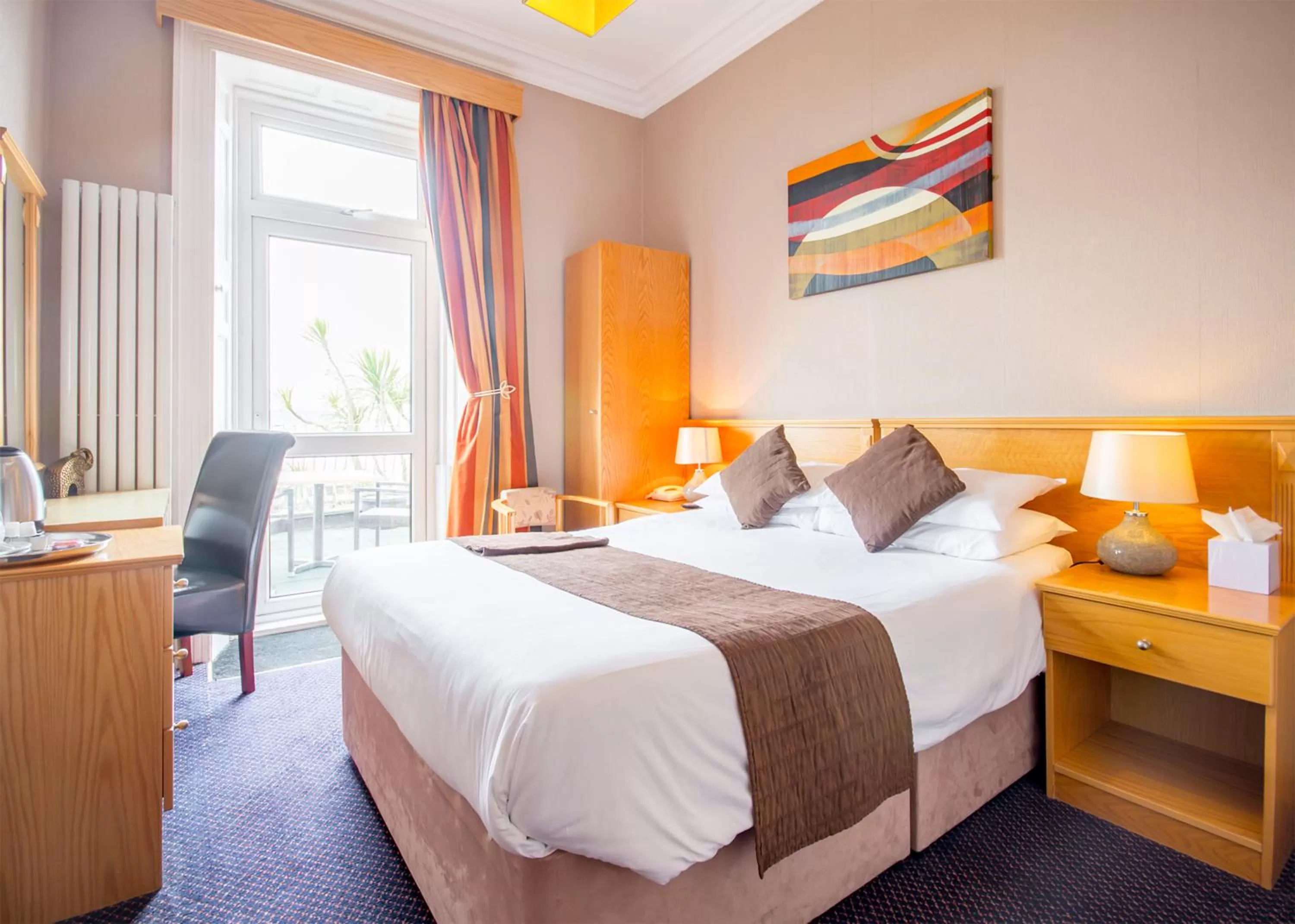 Bedroom, Bed in Smiths Hotel