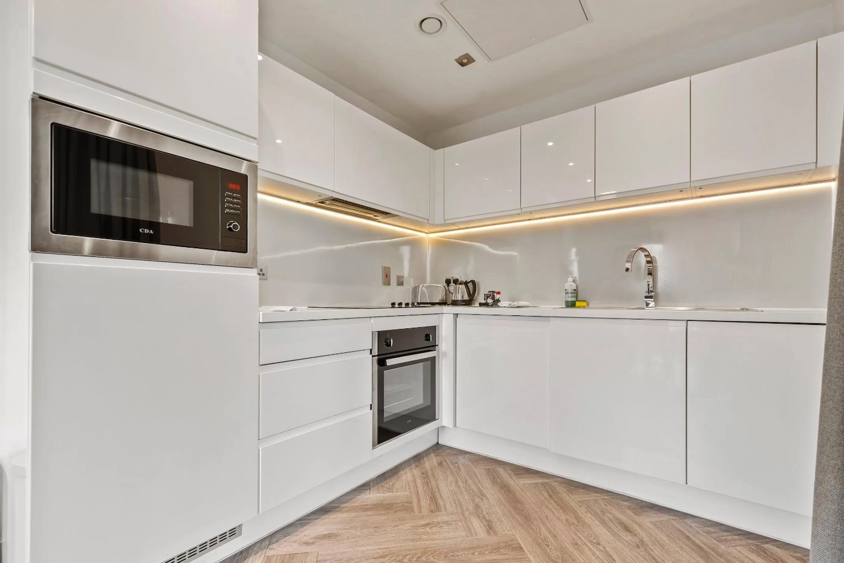 Kitchen or kitchenette in Roomzzz London Stratford