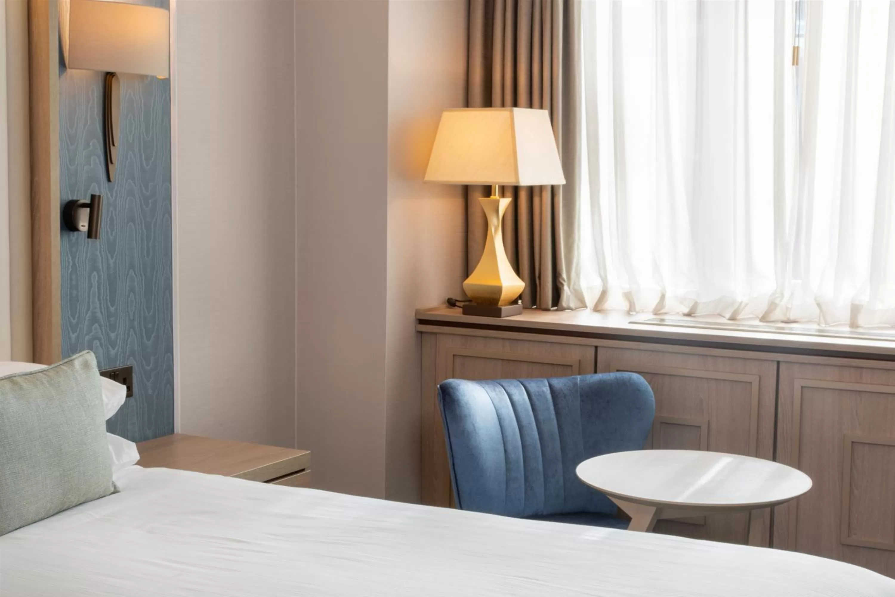 Seating area, Bed in Danubius Hotel Regents Park