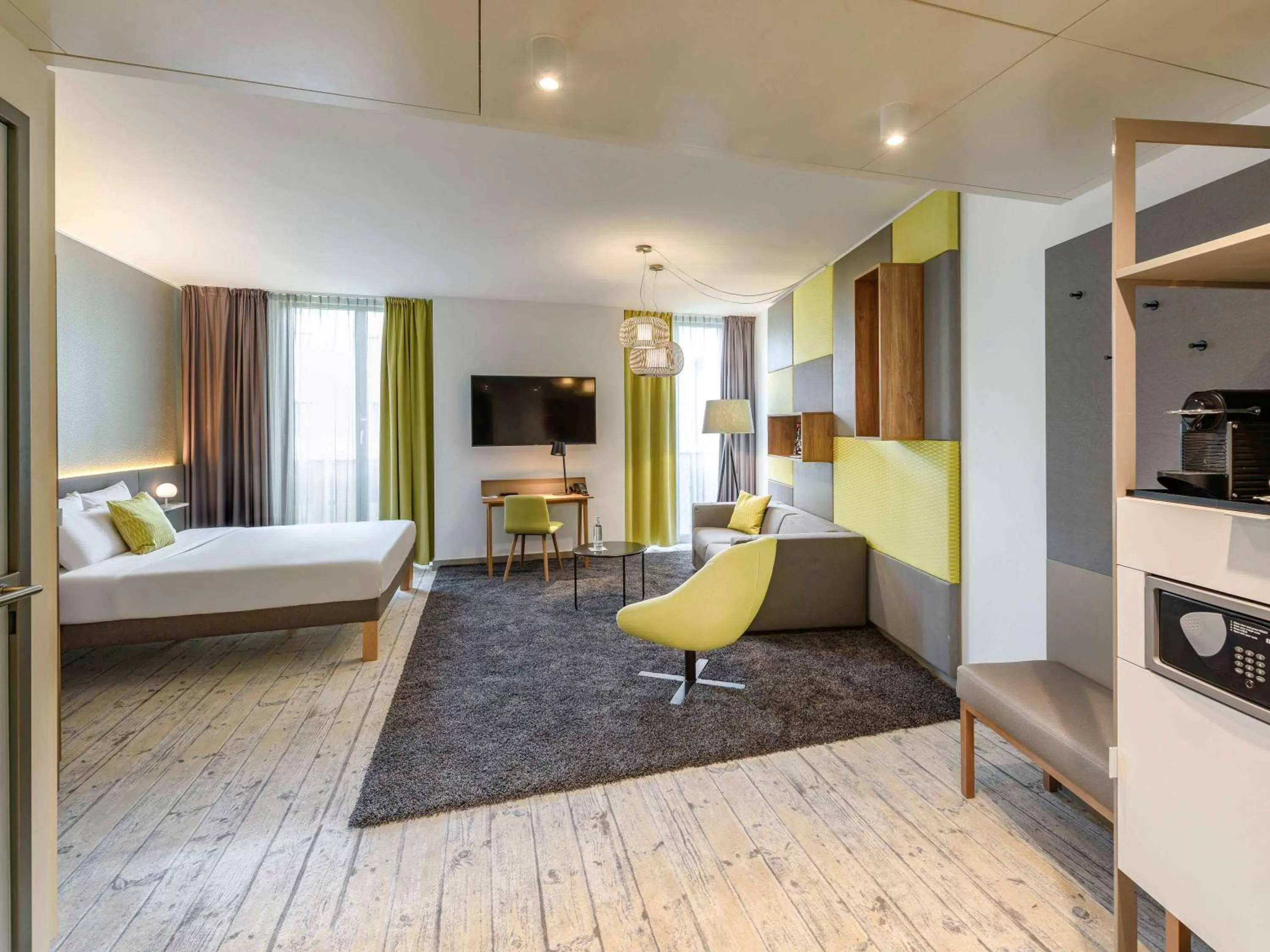 Photo of the whole room, Bed in Novotel München Messe