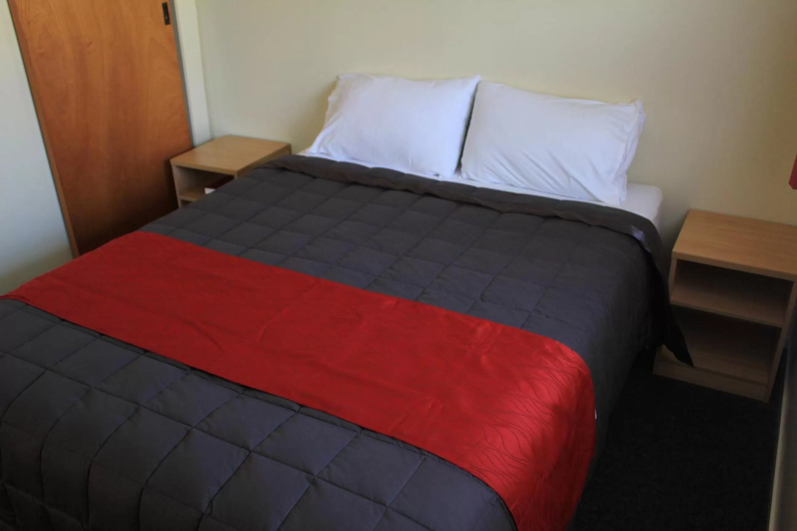 Bedroom, Bed in Coronation Court Motel