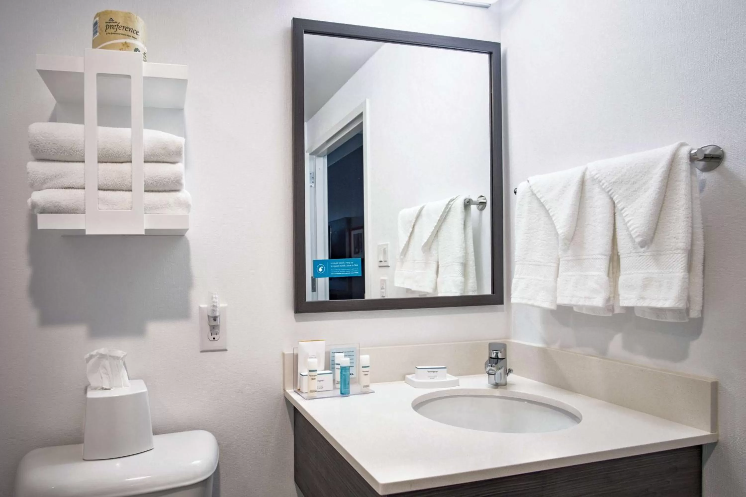 Bathroom in Hampton Inn Oklahoma City/Yukon