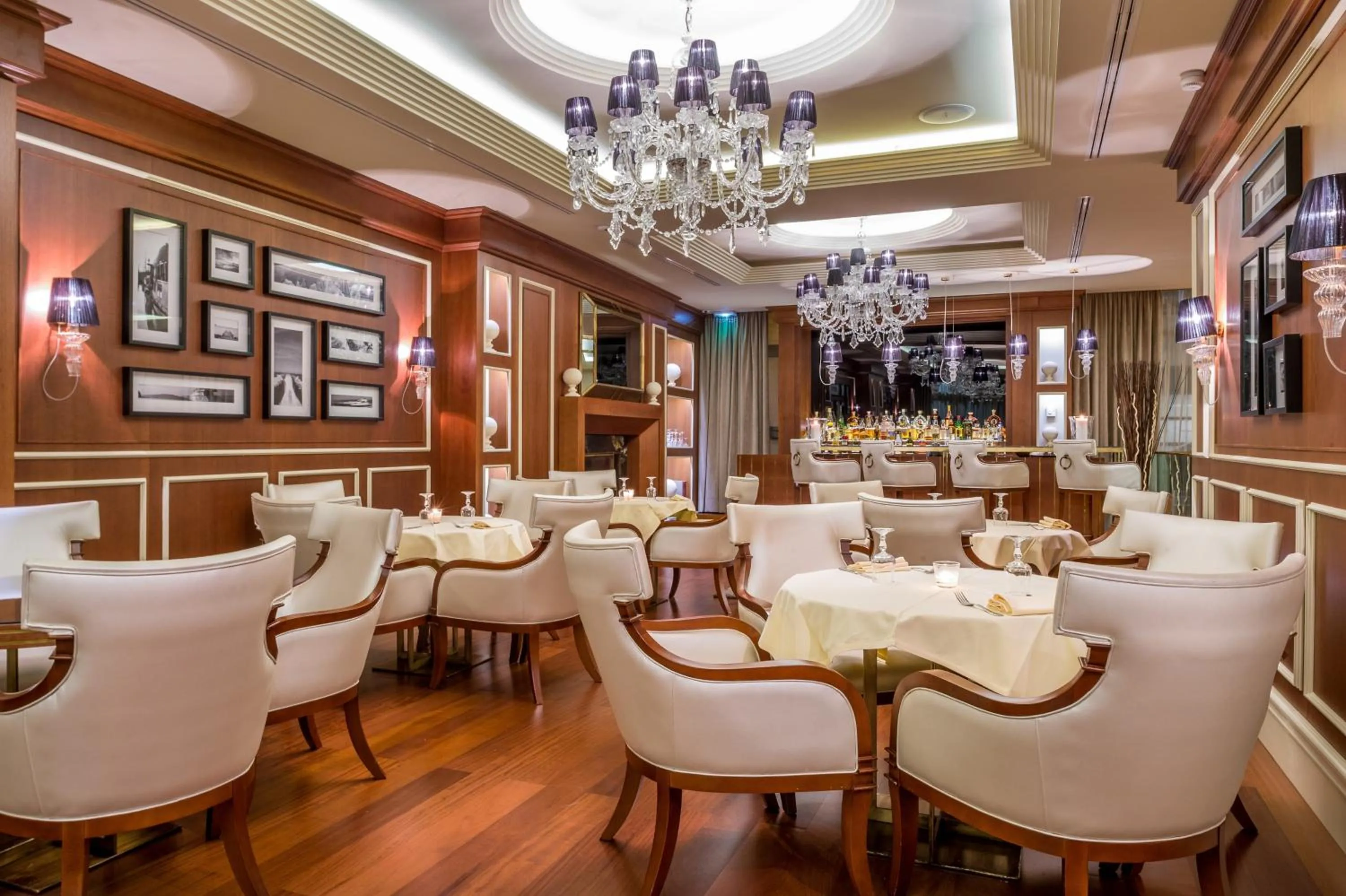 Restaurant/places to eat in Hotel Century