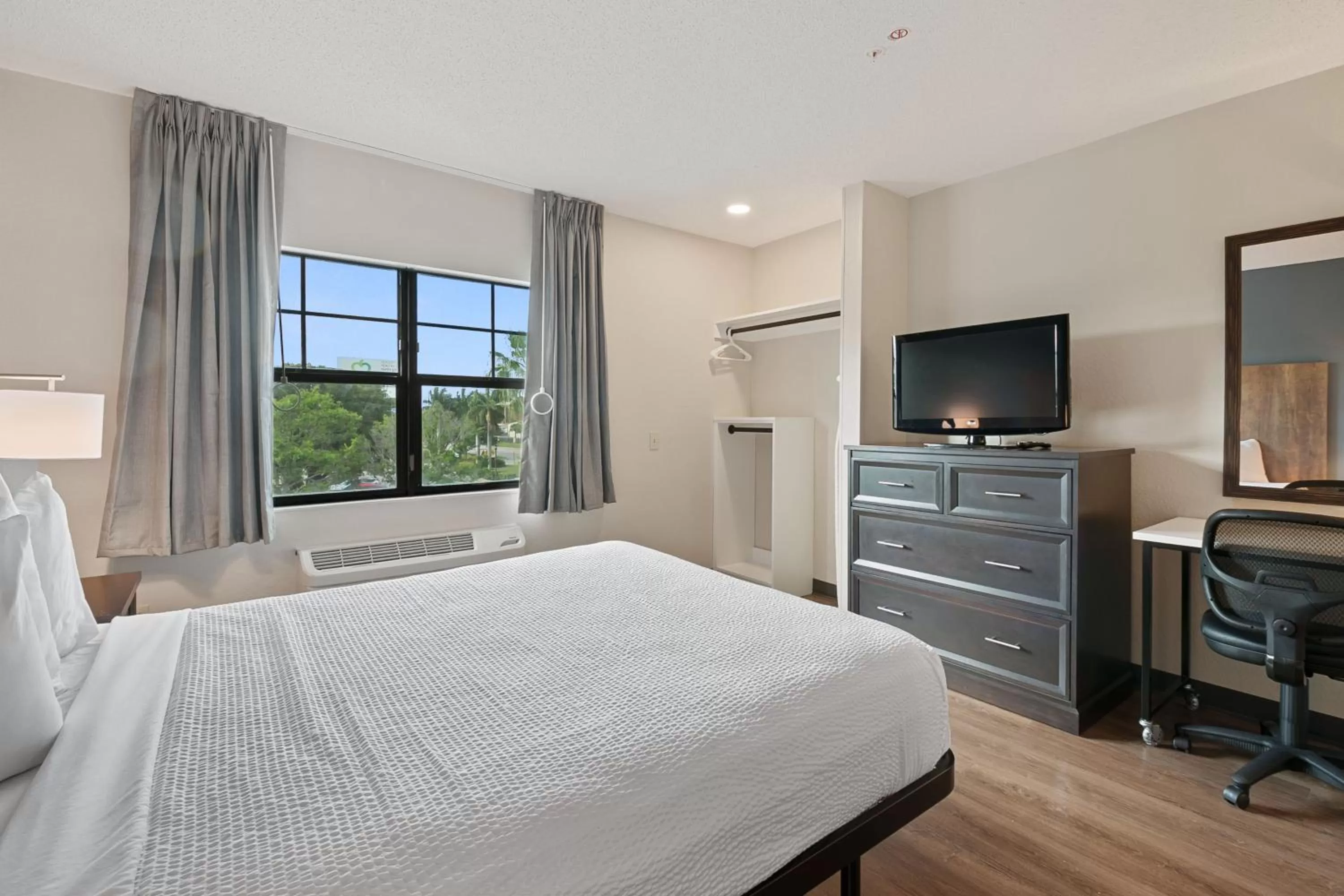 TV and multimedia, Bed in Extended Stay America Suites - San Jose - Mountain View