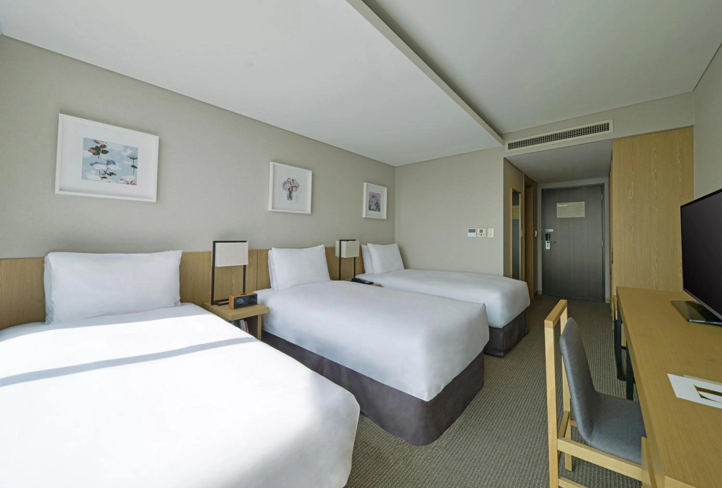 Bed in Harbor Park Hotel