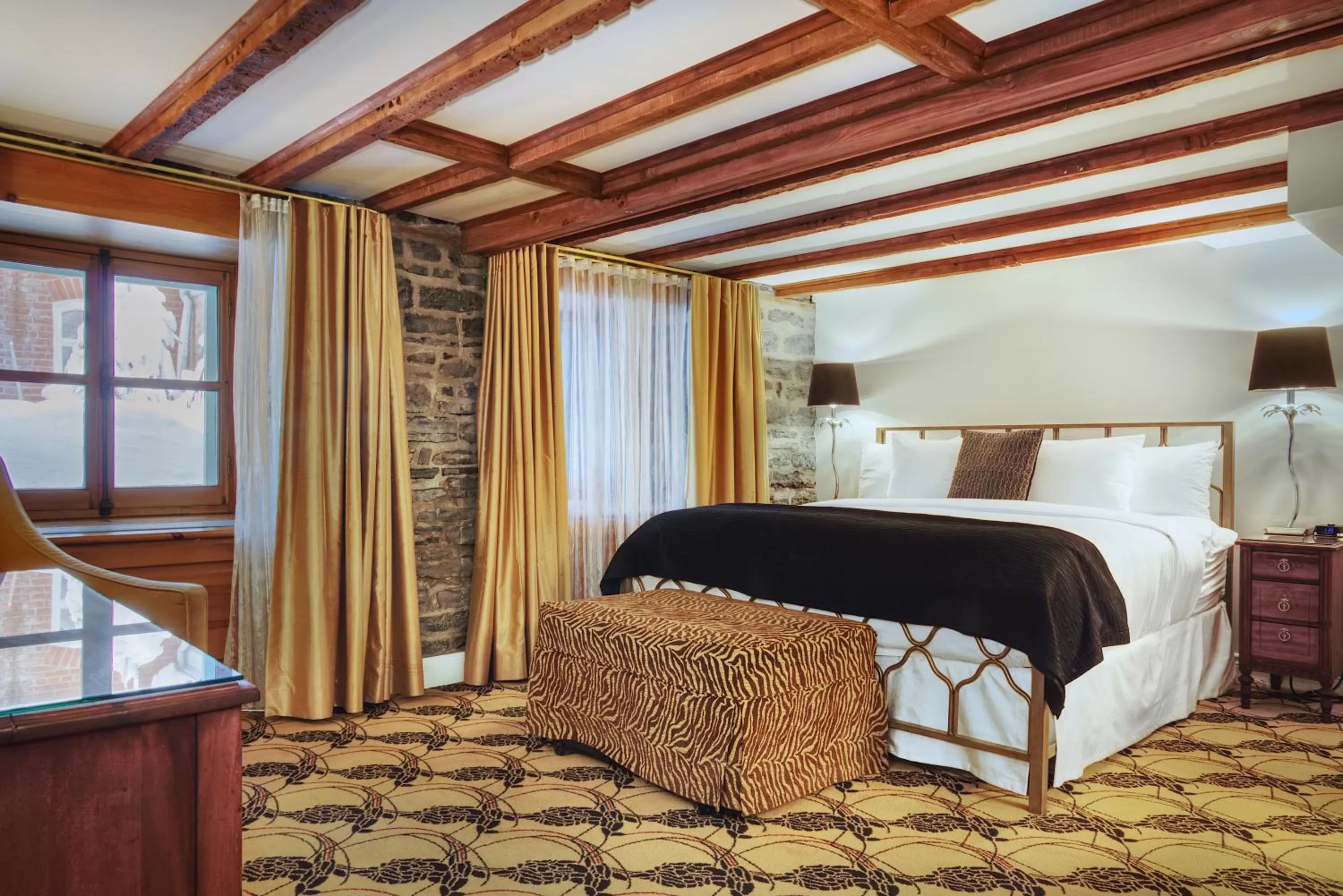 Bed in Hotel Manoir D'Auteuil - Par Aneyro