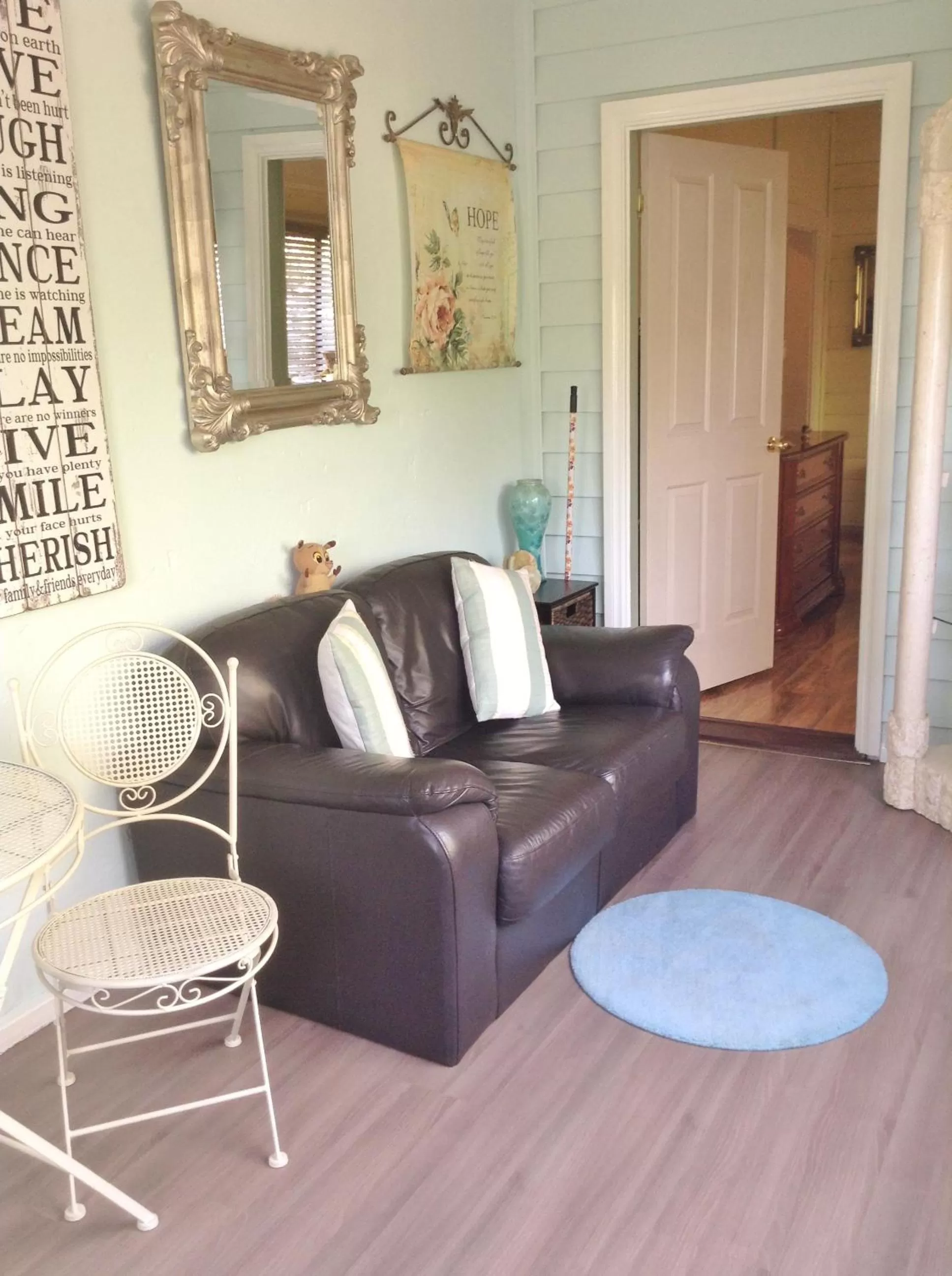 Living room in Must Love Dogs B&B & Self Contained Cottage