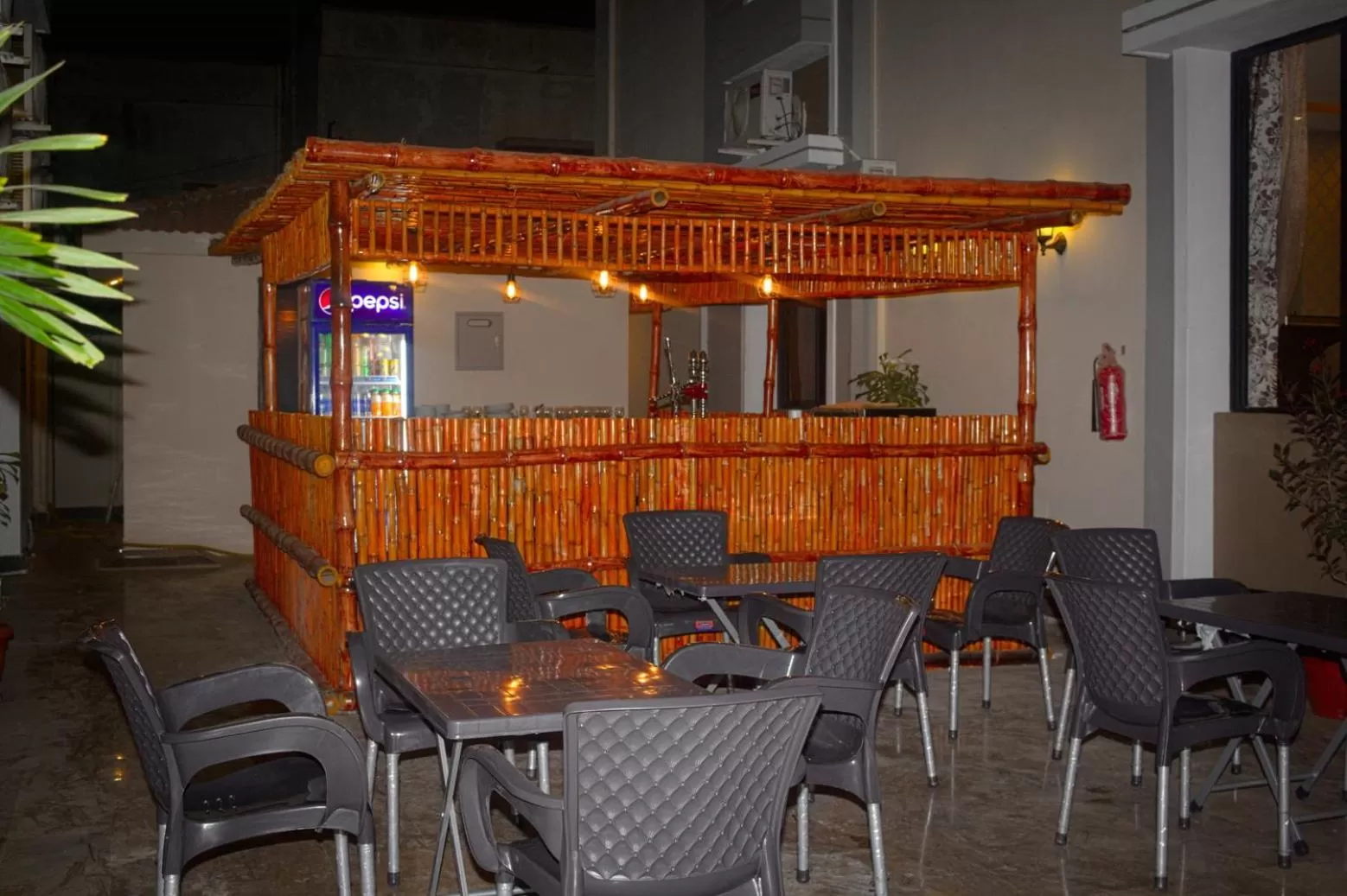 Restaurant/places to eat in Zifan Hotel & Suites