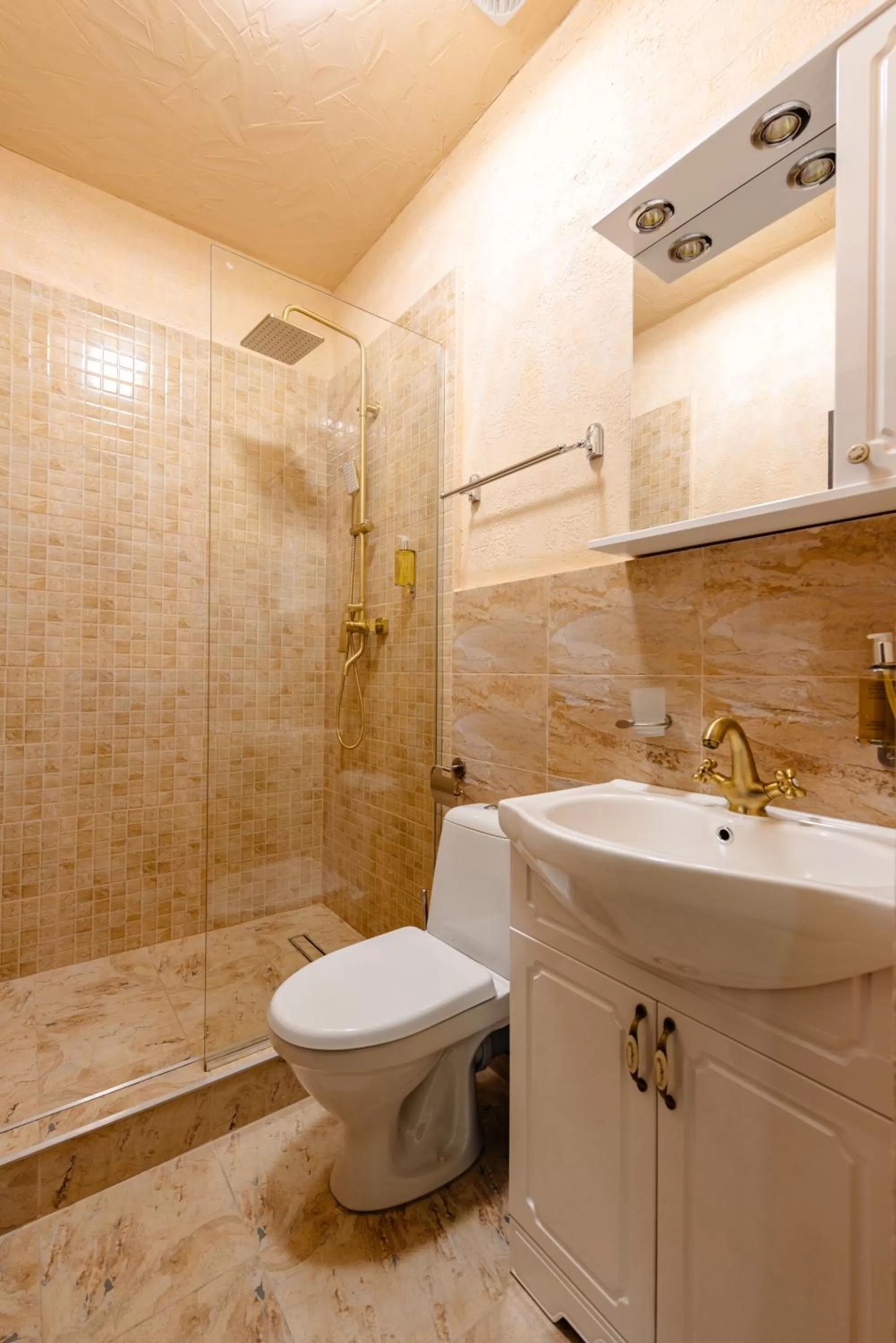 Bathroom in Palace Bulevard Inn