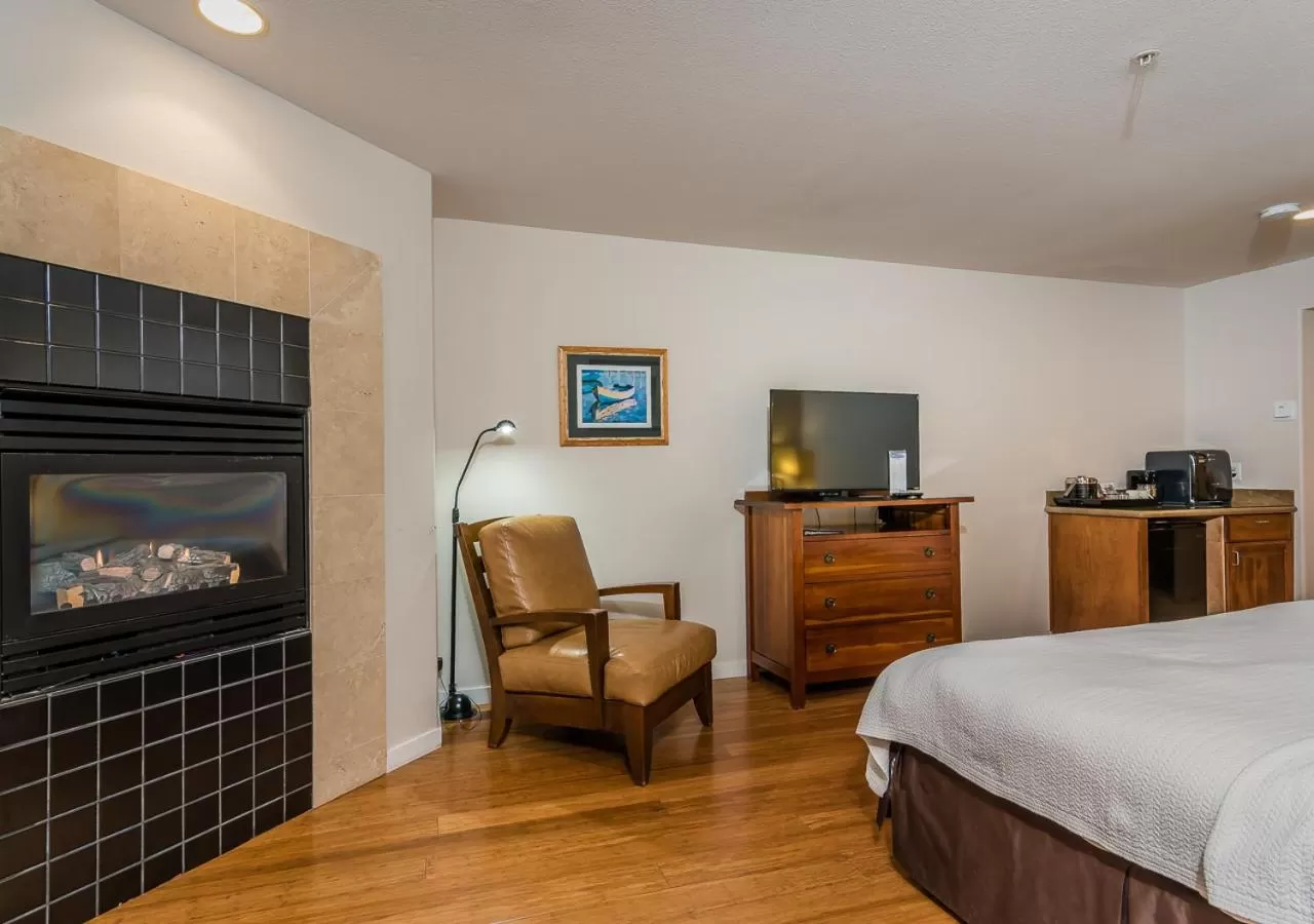 Bedroom, Bed in Little Sur Inn