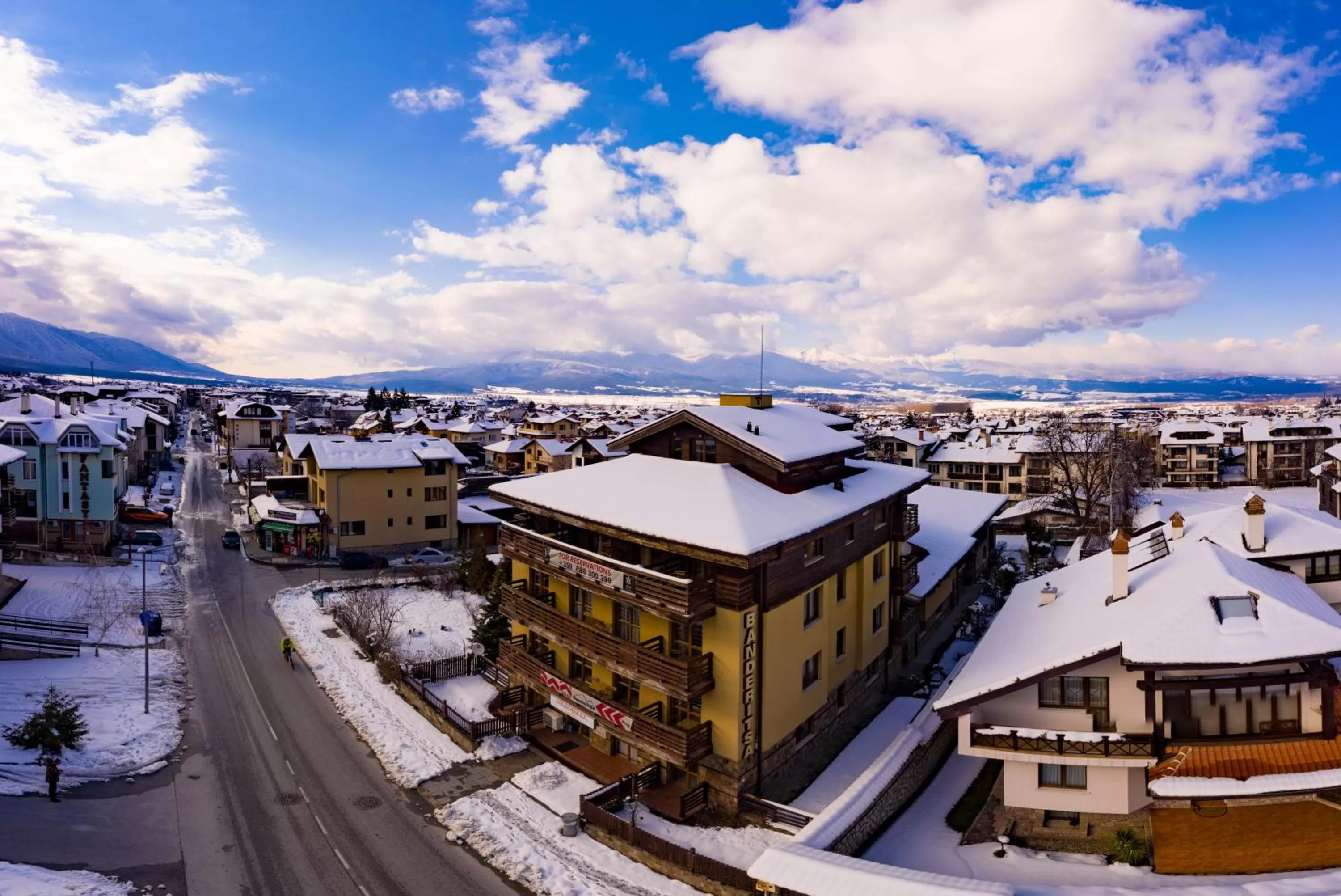 Property building in StayInn Banderitsa Apartments with kitchen & BBQ