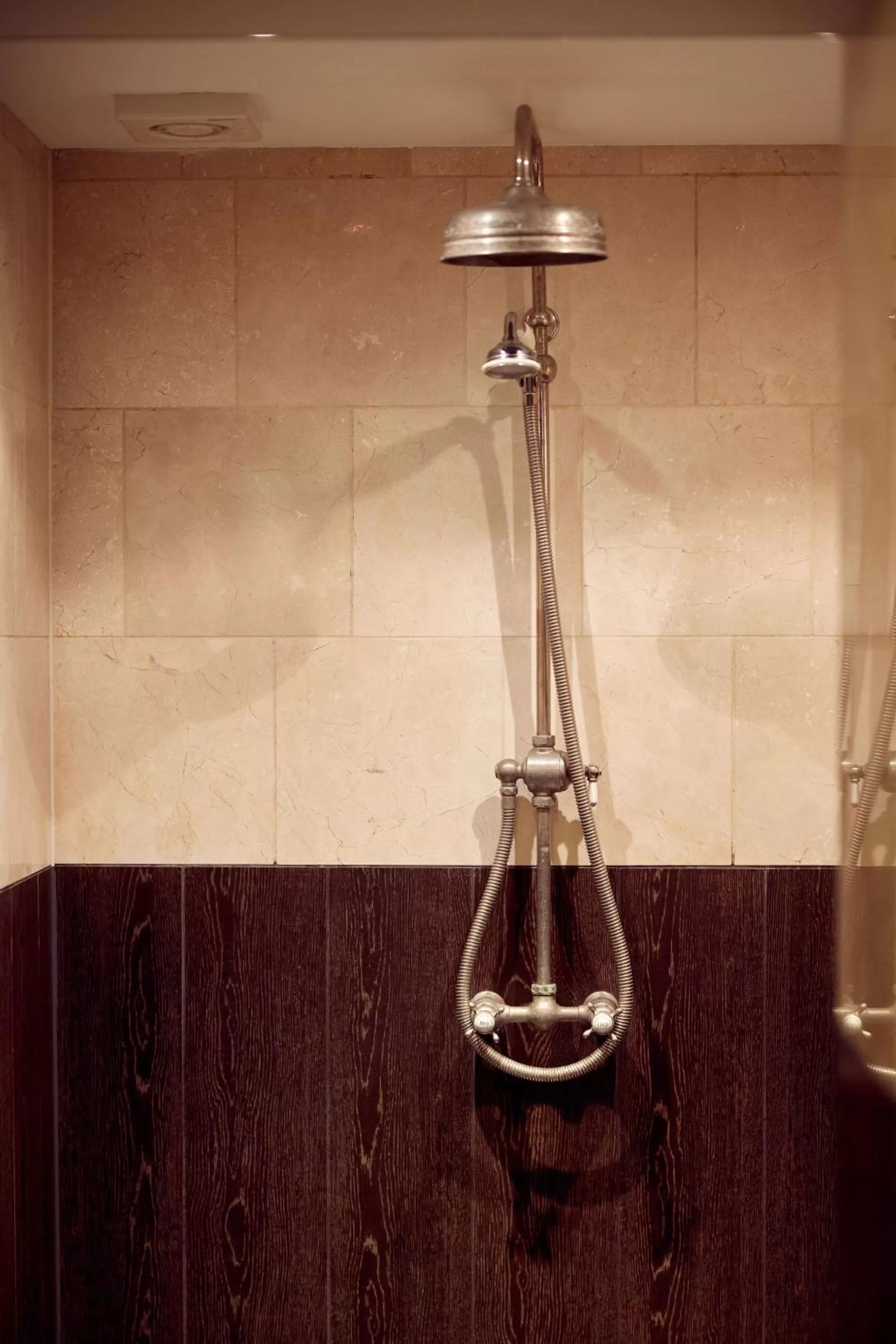 Shower in Realeneiland Bed & Breakfast