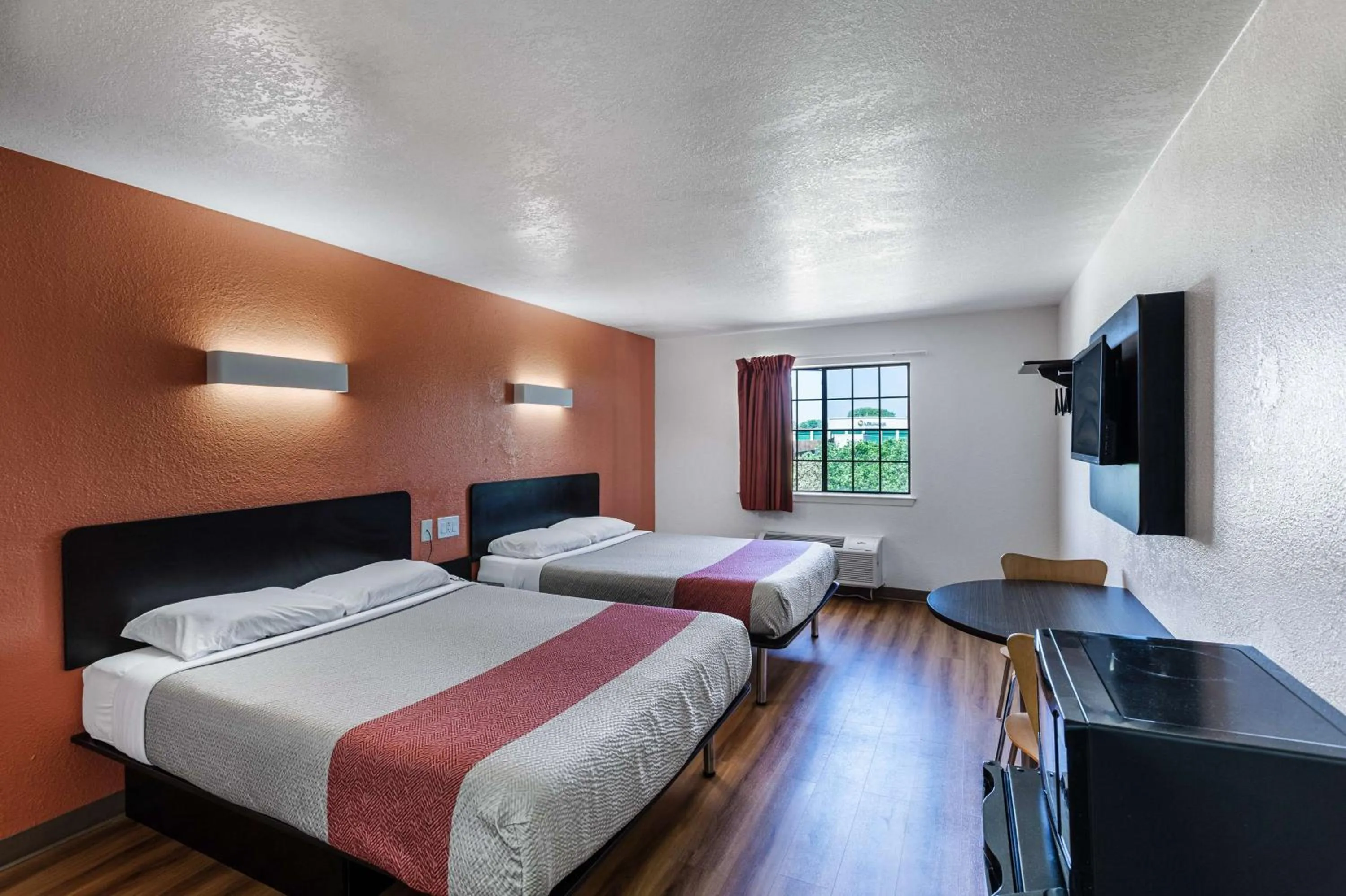TV and multimedia, Bed in Motel 6-Bedford, TX - Fort Worth