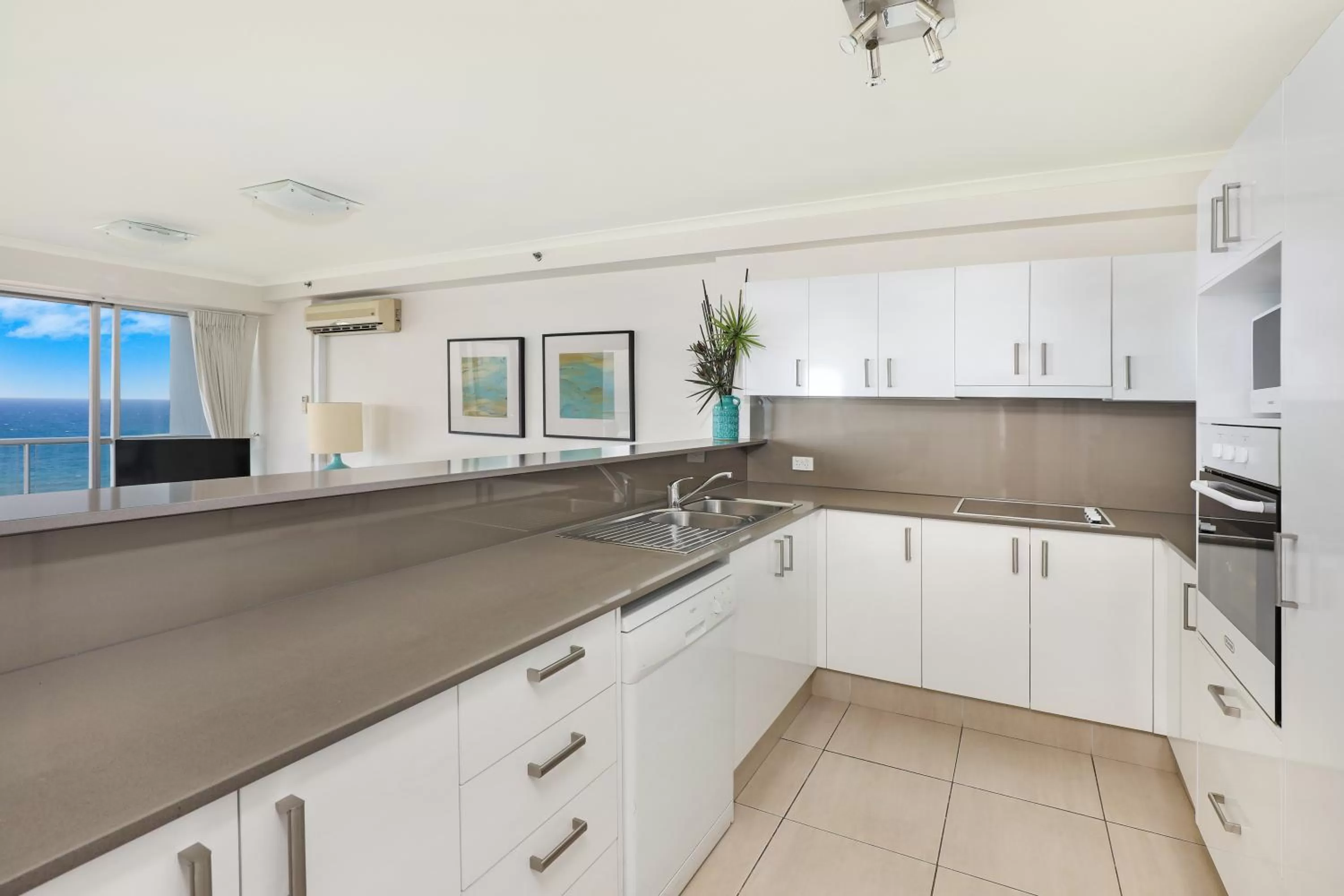 Kitchen or kitchenette in ULTIQA Points North