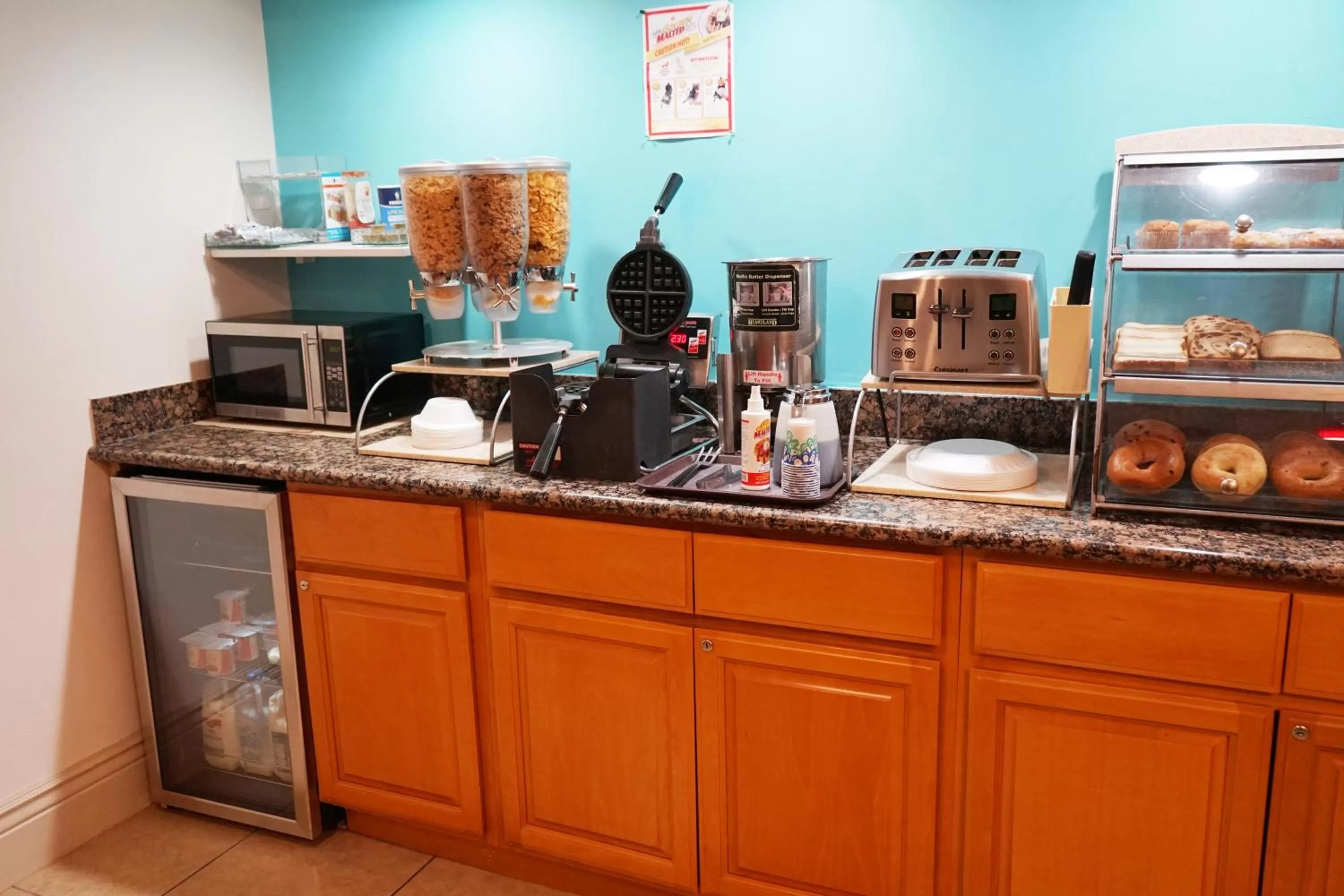 Breakfast in Howard Johnson by Wyndham Salinas