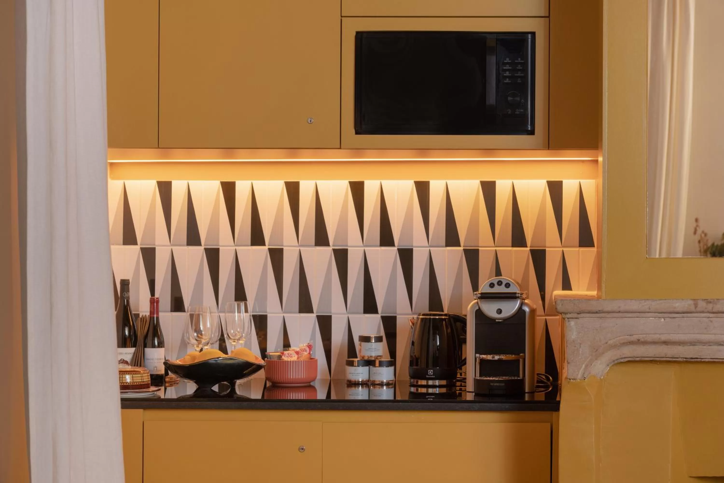 Coffee/tea facilities, TV/Entertainment Center in MiHotel Saint Jean