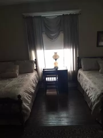 Bedroom, Bed in Victorian Charm Inn