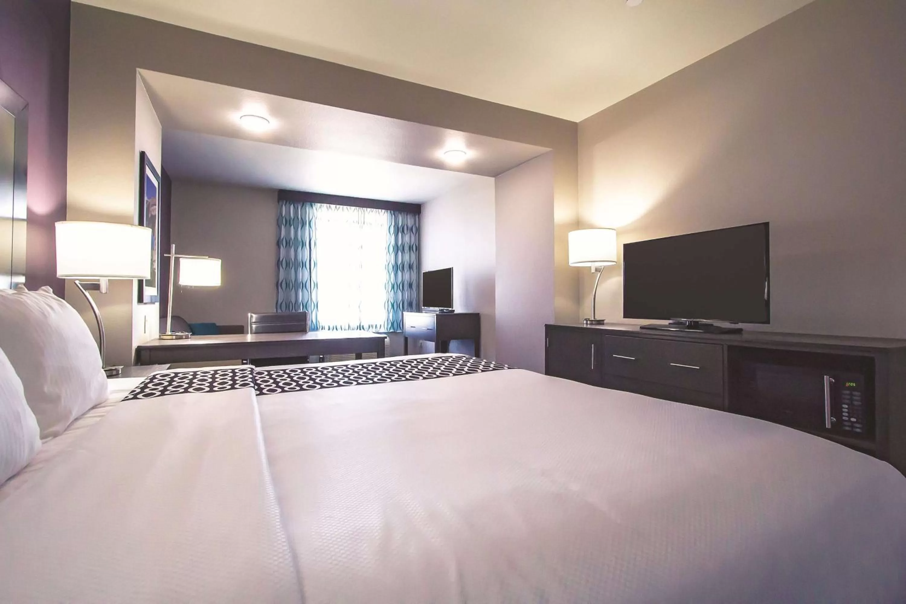 Photo of the whole room, Bed in La Quinta by Wyndham Pampa