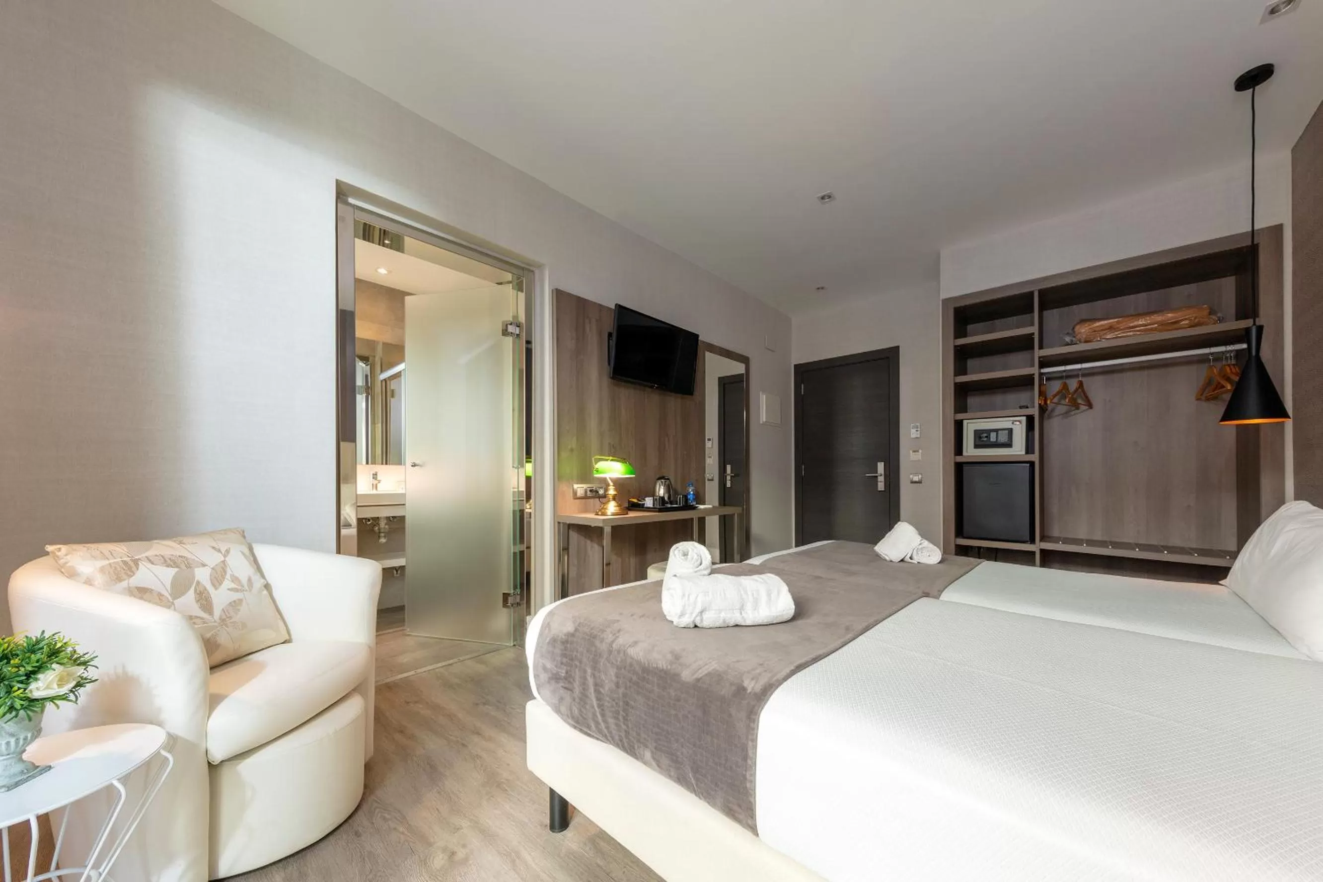 Photo of the whole room, Bed in Hotel Oasis