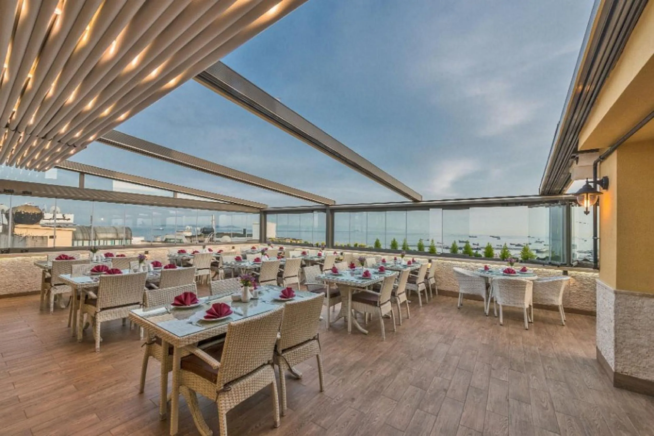 Restaurant/Places to Eat in Selenay Hotel