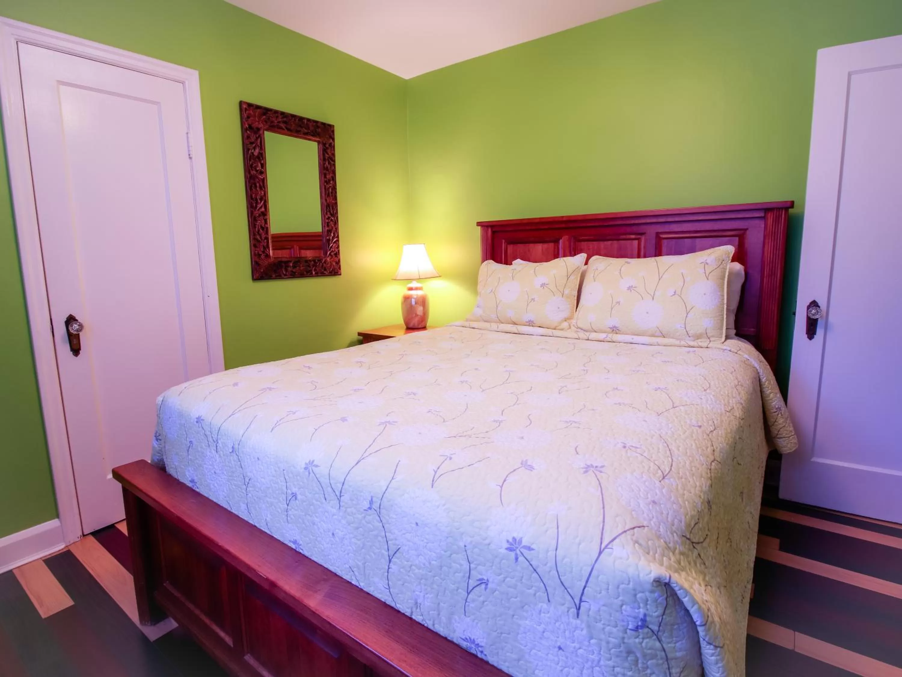 Bed in James Bay Inn Hotel, Suites & Cottage