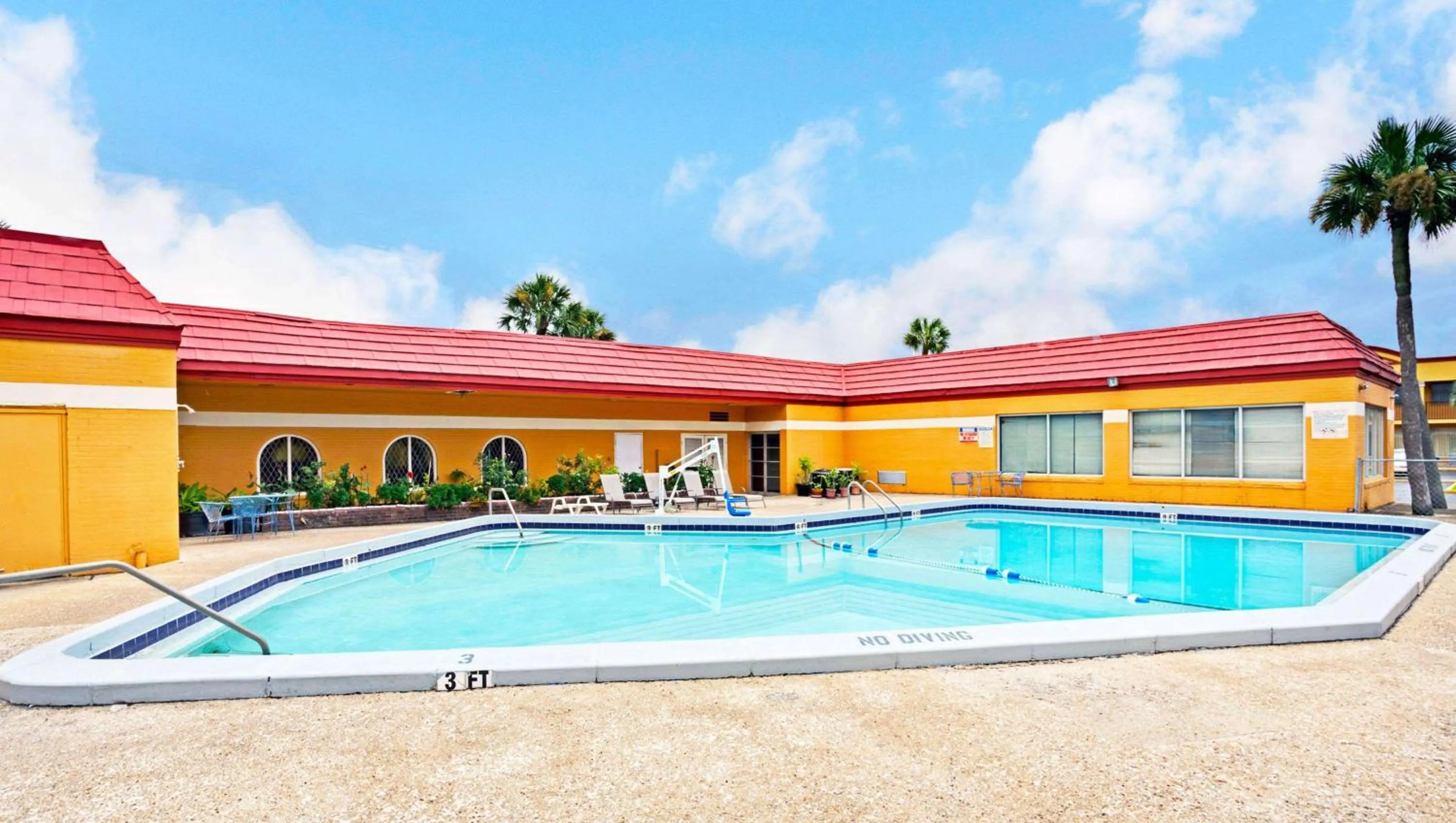 Swimming pool in Magnuson Hotel Jacksonville Downtown