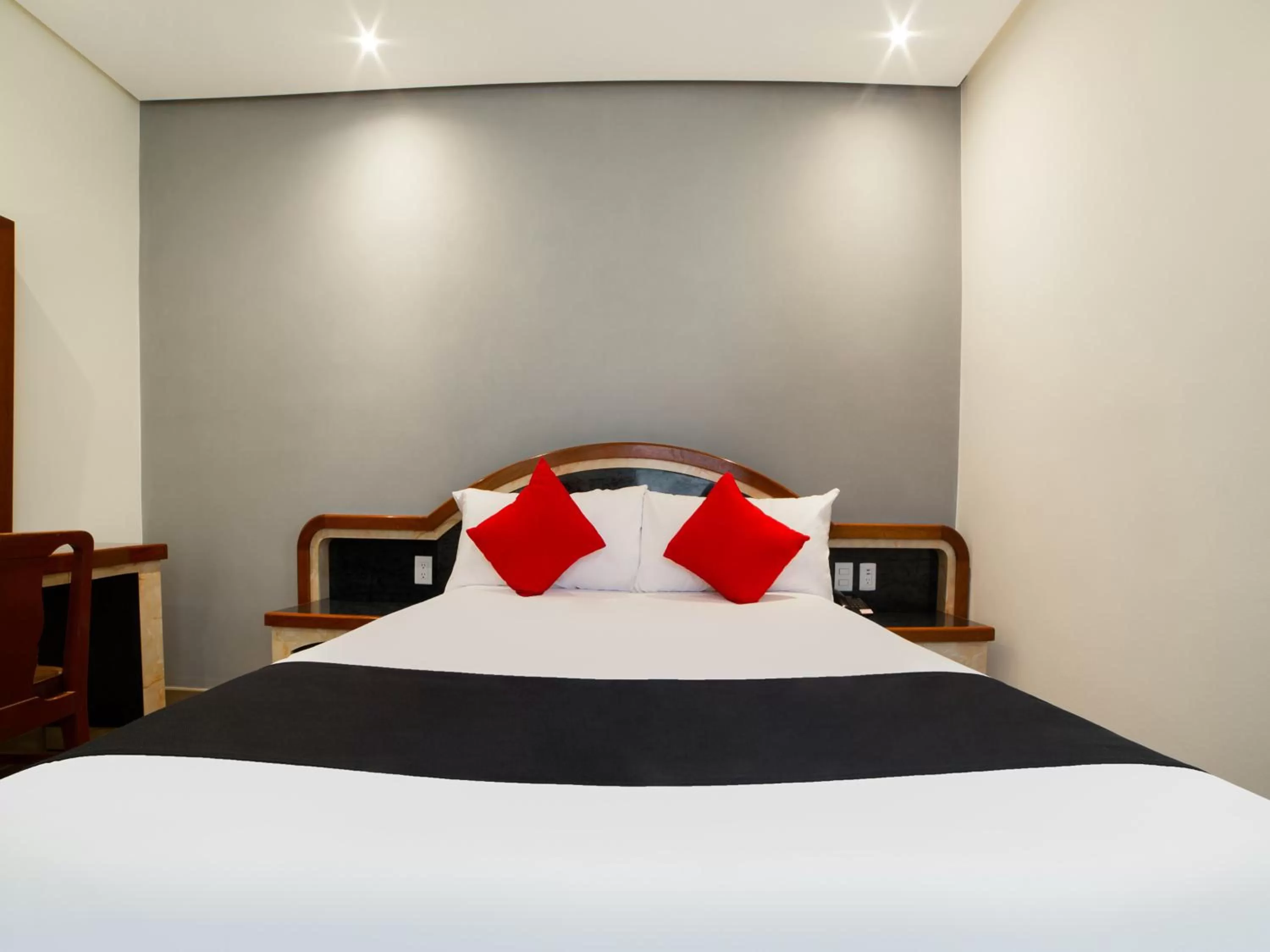 Bedroom, Bed in Hotel Monarca