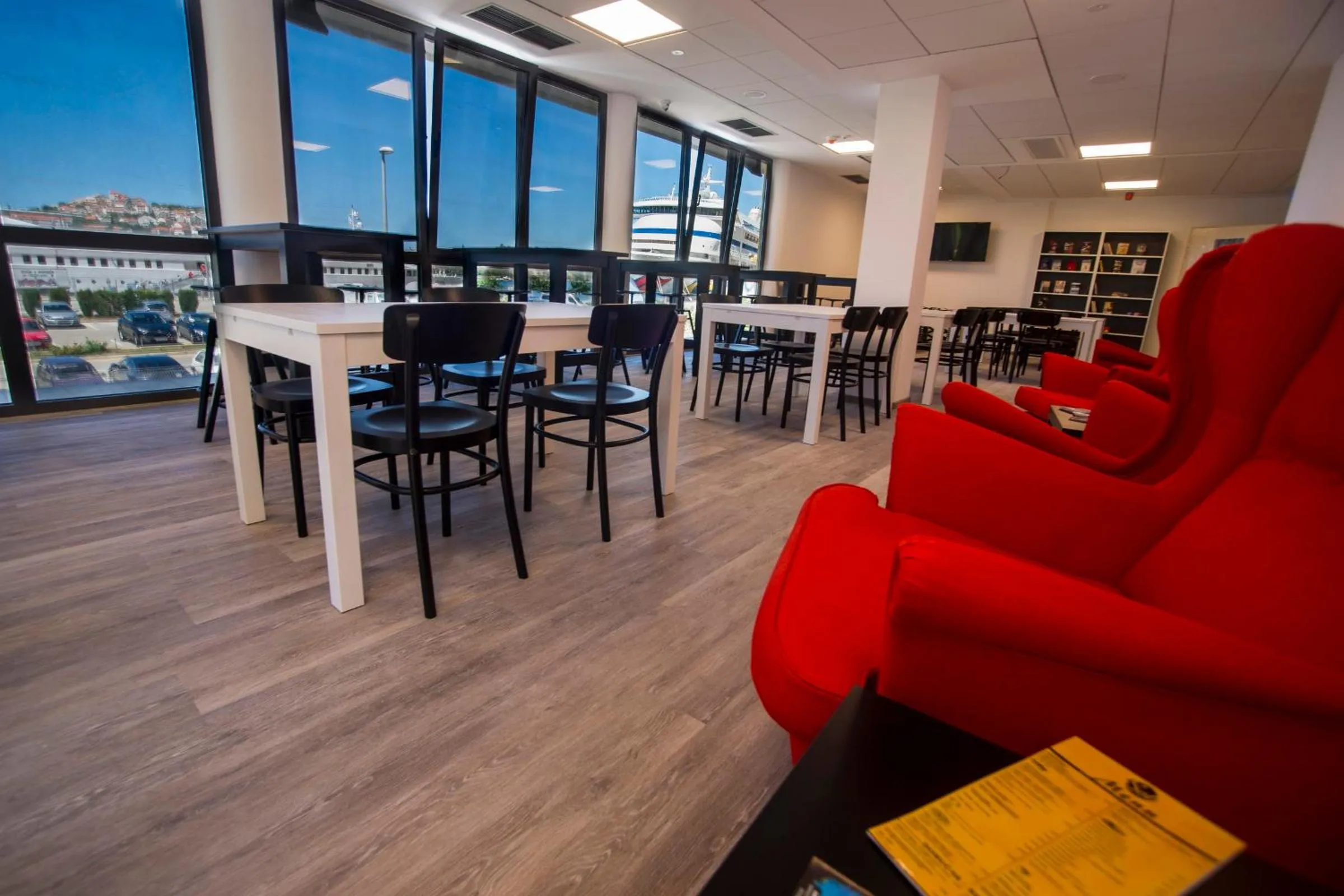 Communal lounge/ TV room in Hostel Sol