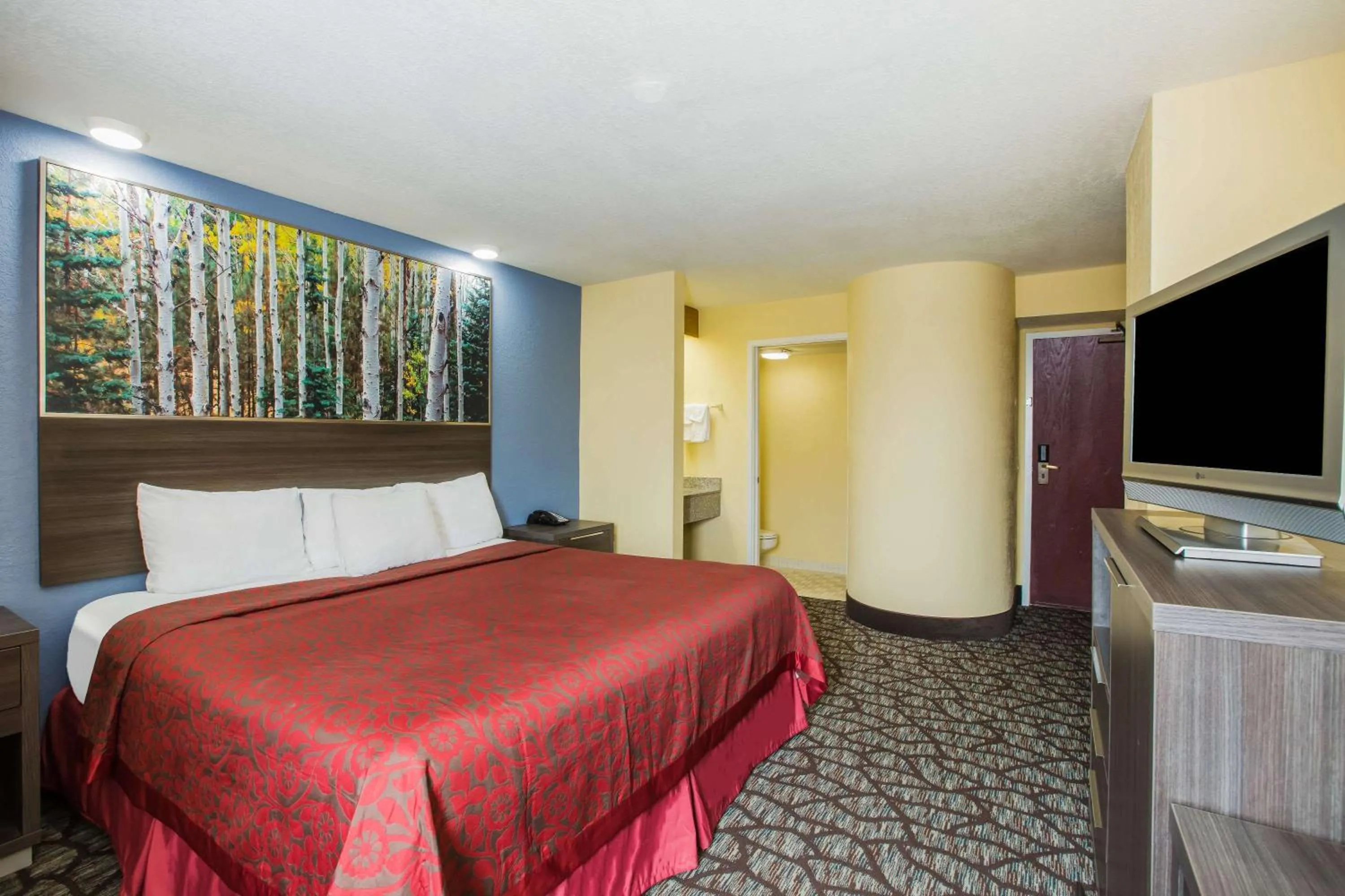 Photo of the whole room, Bed in Days Inn by Wyndham Blue Springs