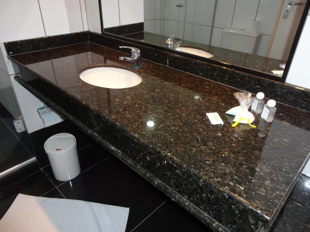 Bathroom in Al-Manara Hotel