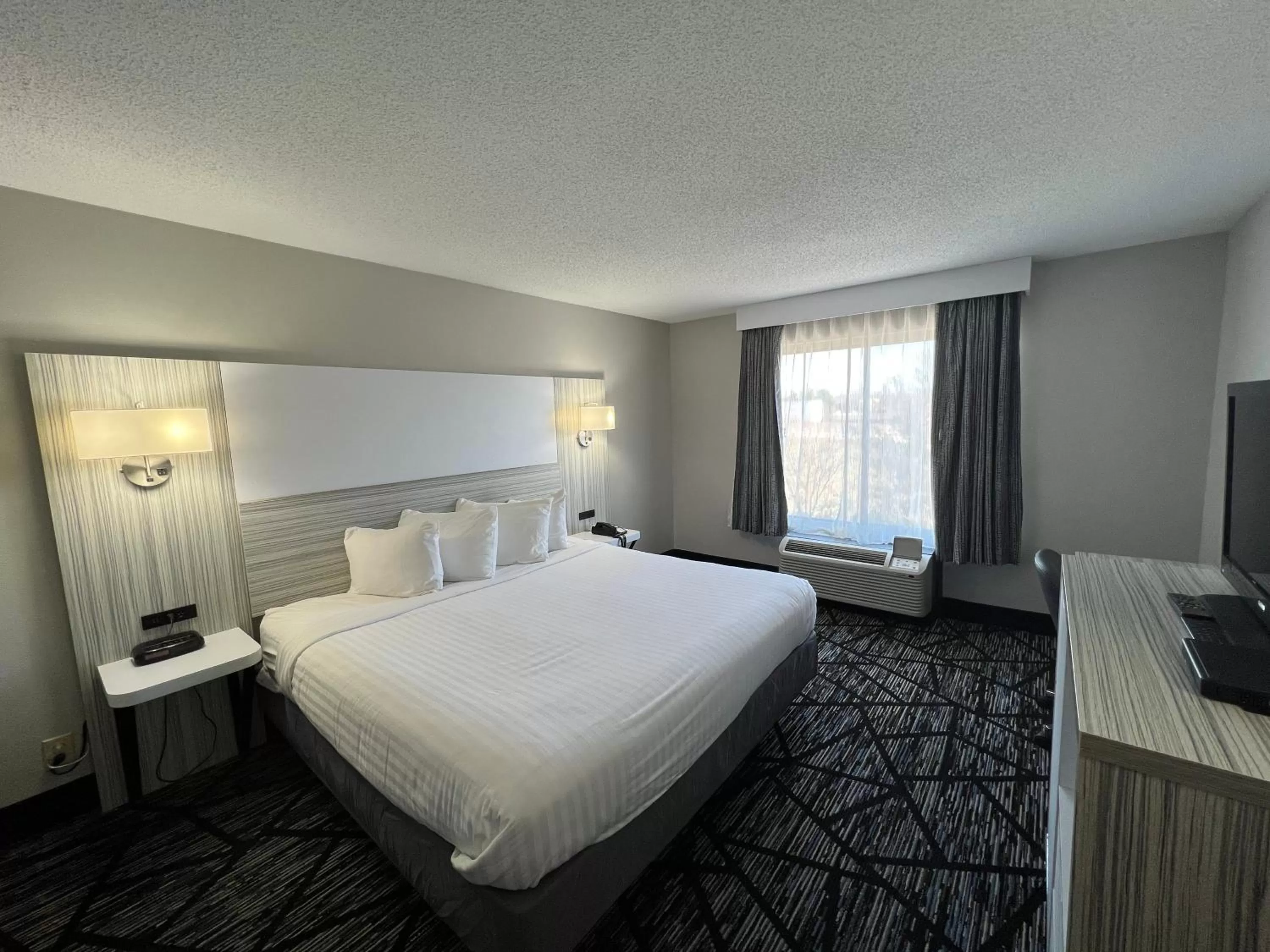 Property building, Bed in Baymont by Wyndham Peoria