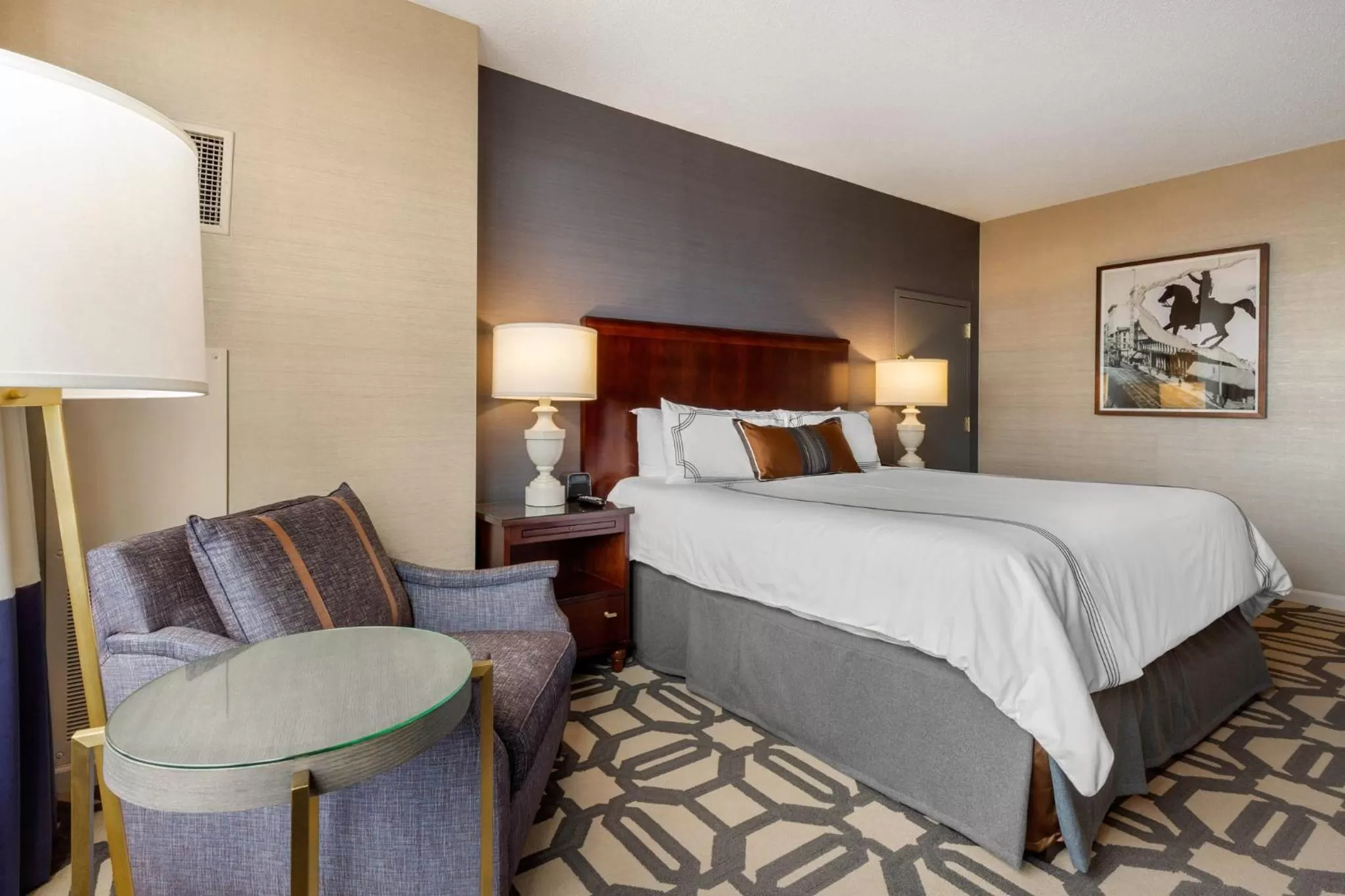 Photo of the whole room, Bed in Omni Richmond Hotel