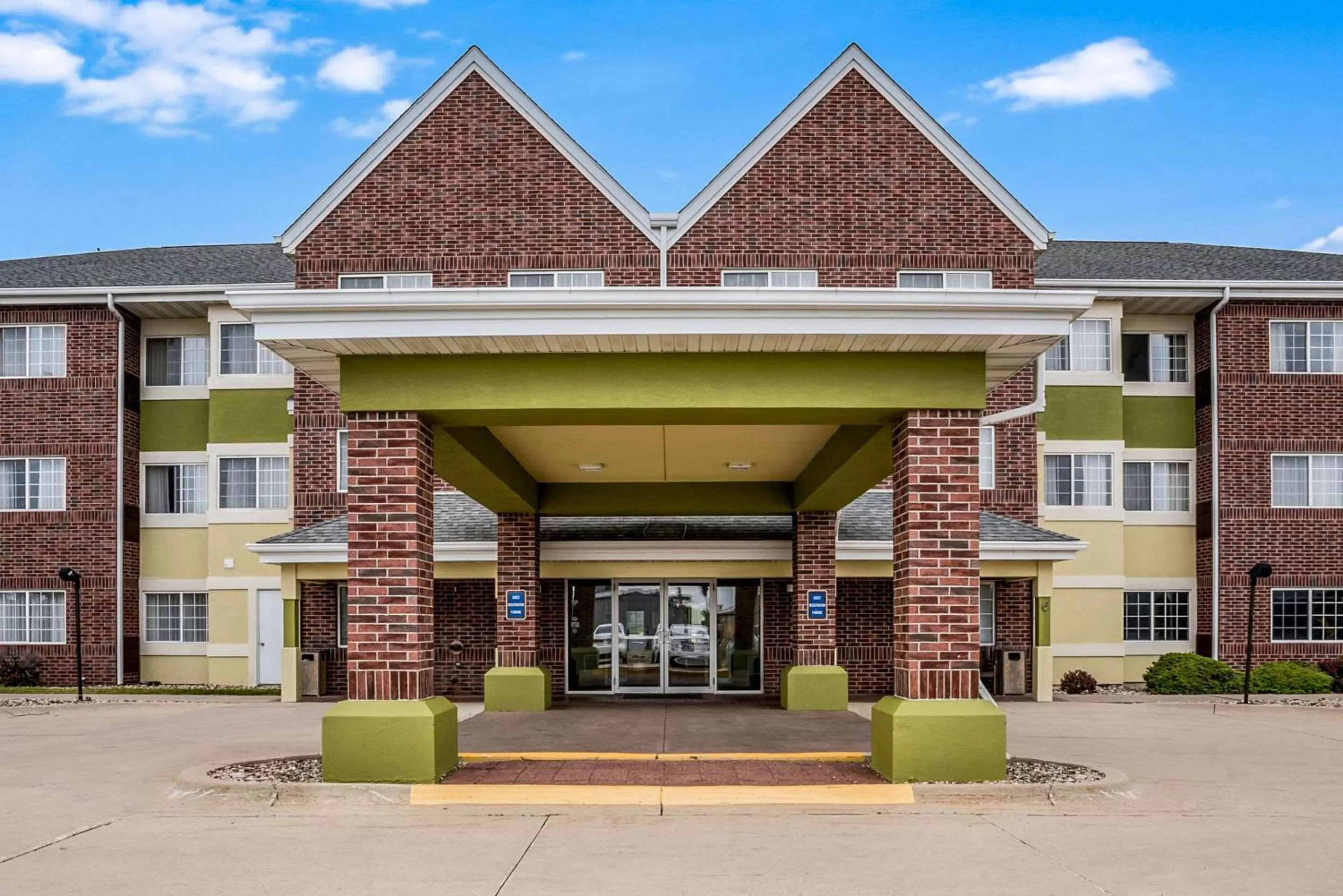 Property building in MainStay Suites Cedar Rapids North - Marion