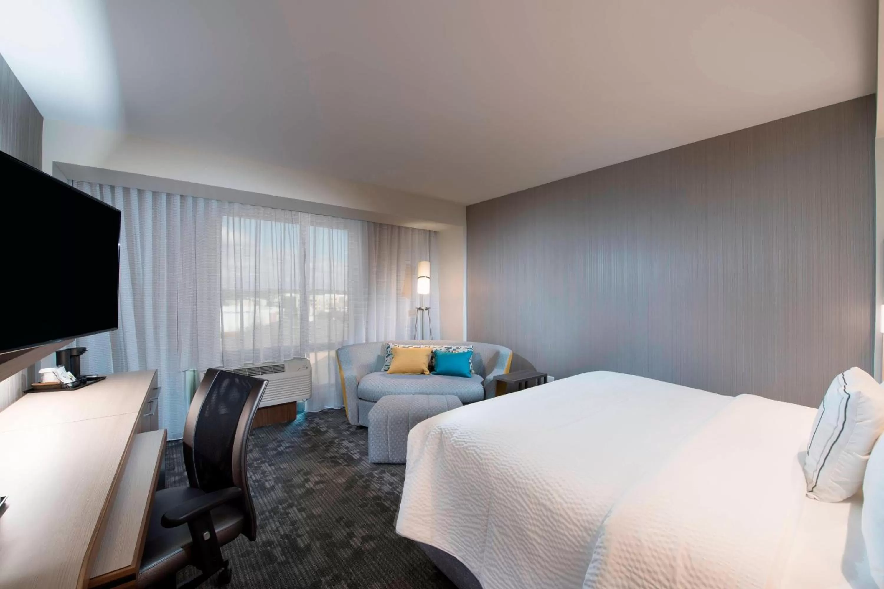 Photo of the whole room, Bed in Courtyard by Marriott Atlanta Alpharetta/Avalon Area