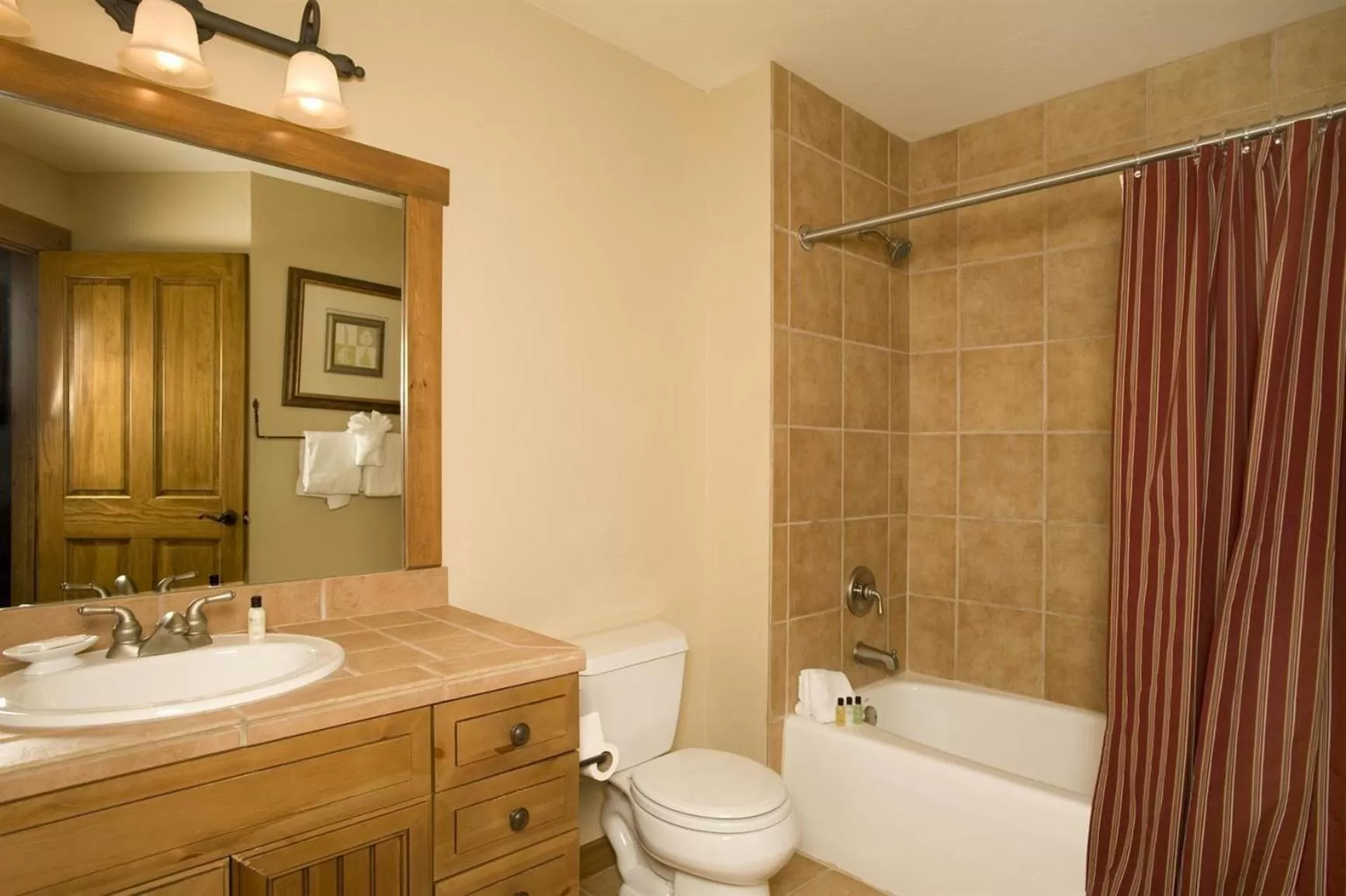 Photo of the whole room in Mountain Thunder Lodge